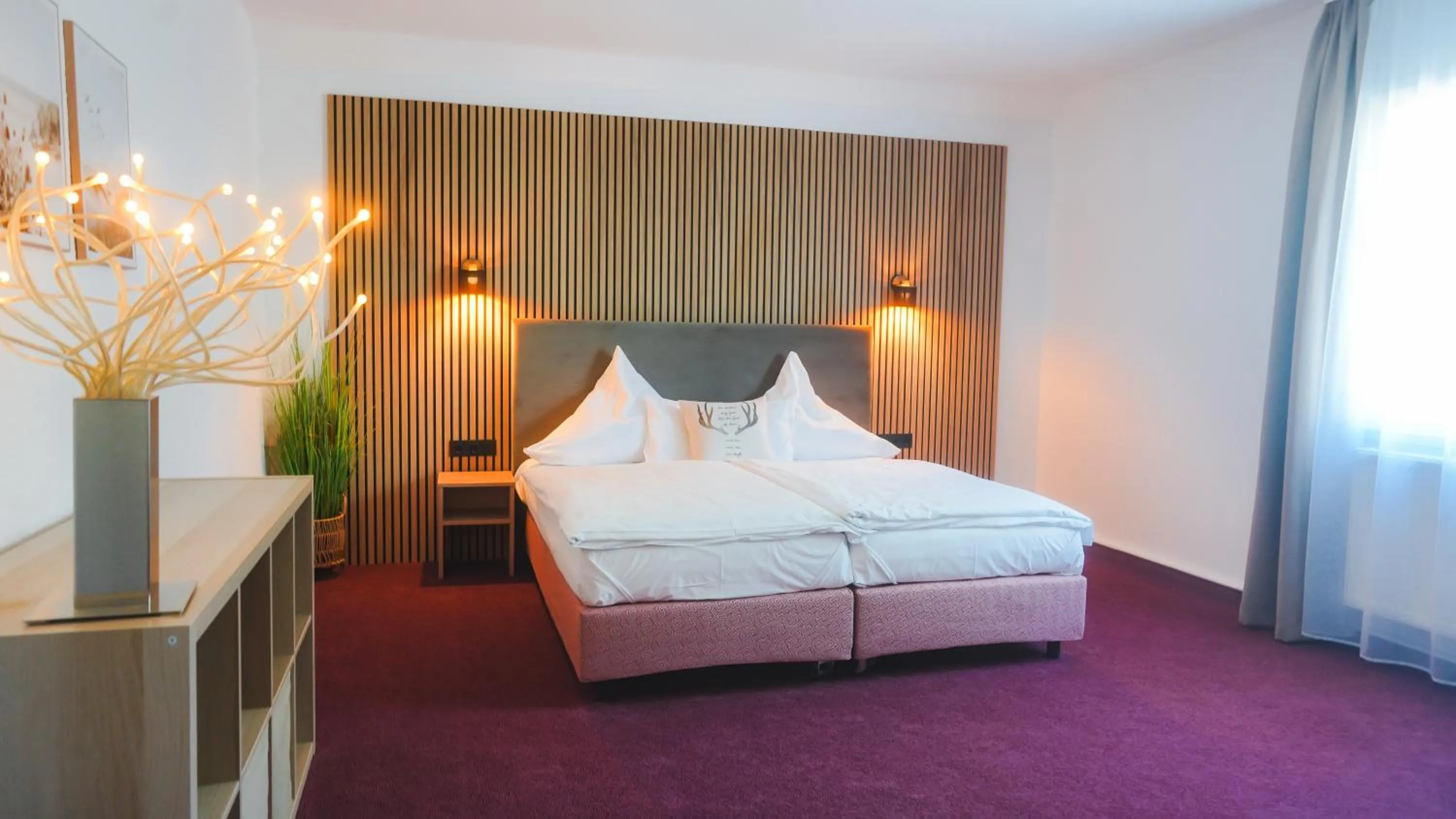 Bedroom, Bed in Hotel König