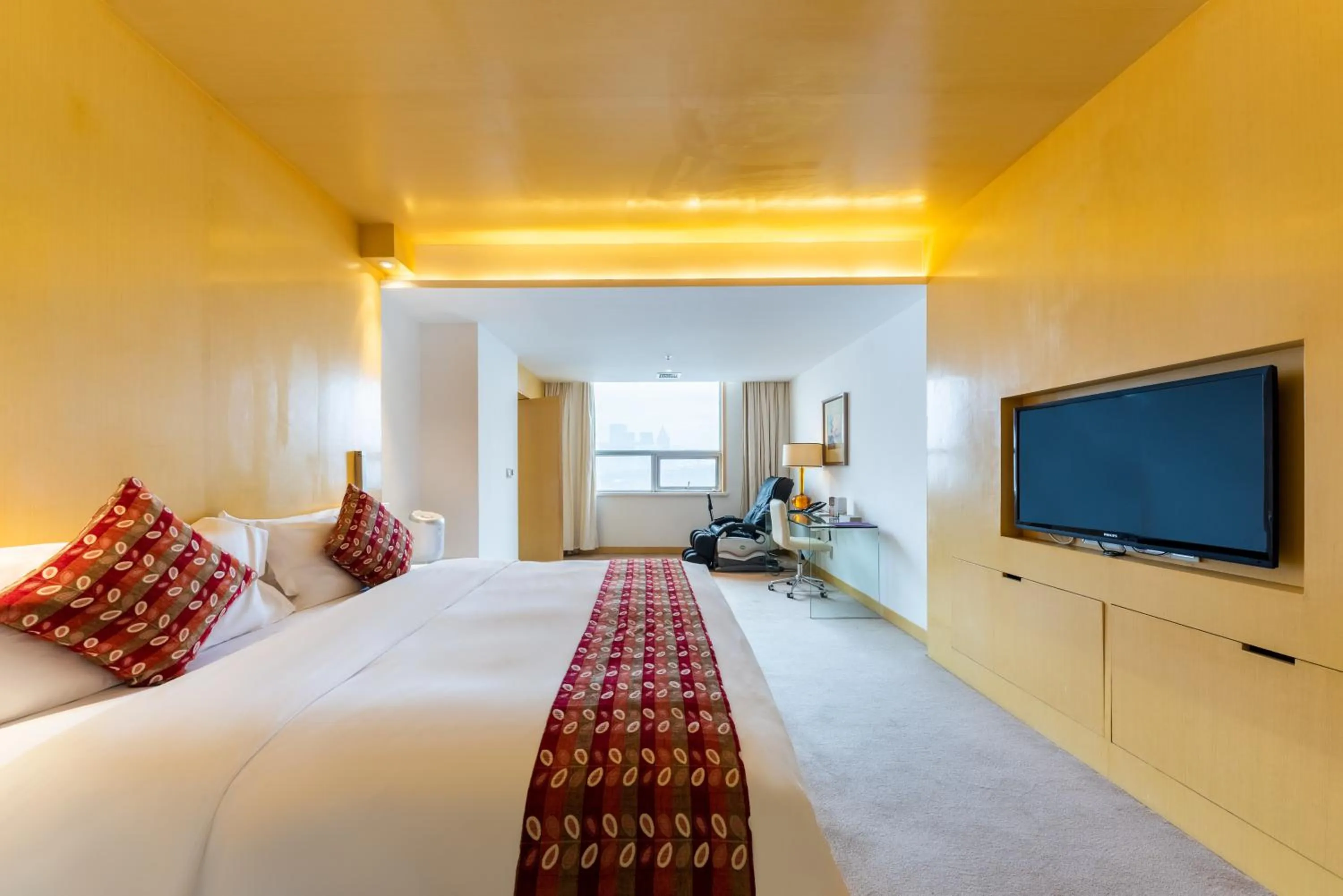 Photo of the whole room, Bed in Grand Mercure Hotel Hualing