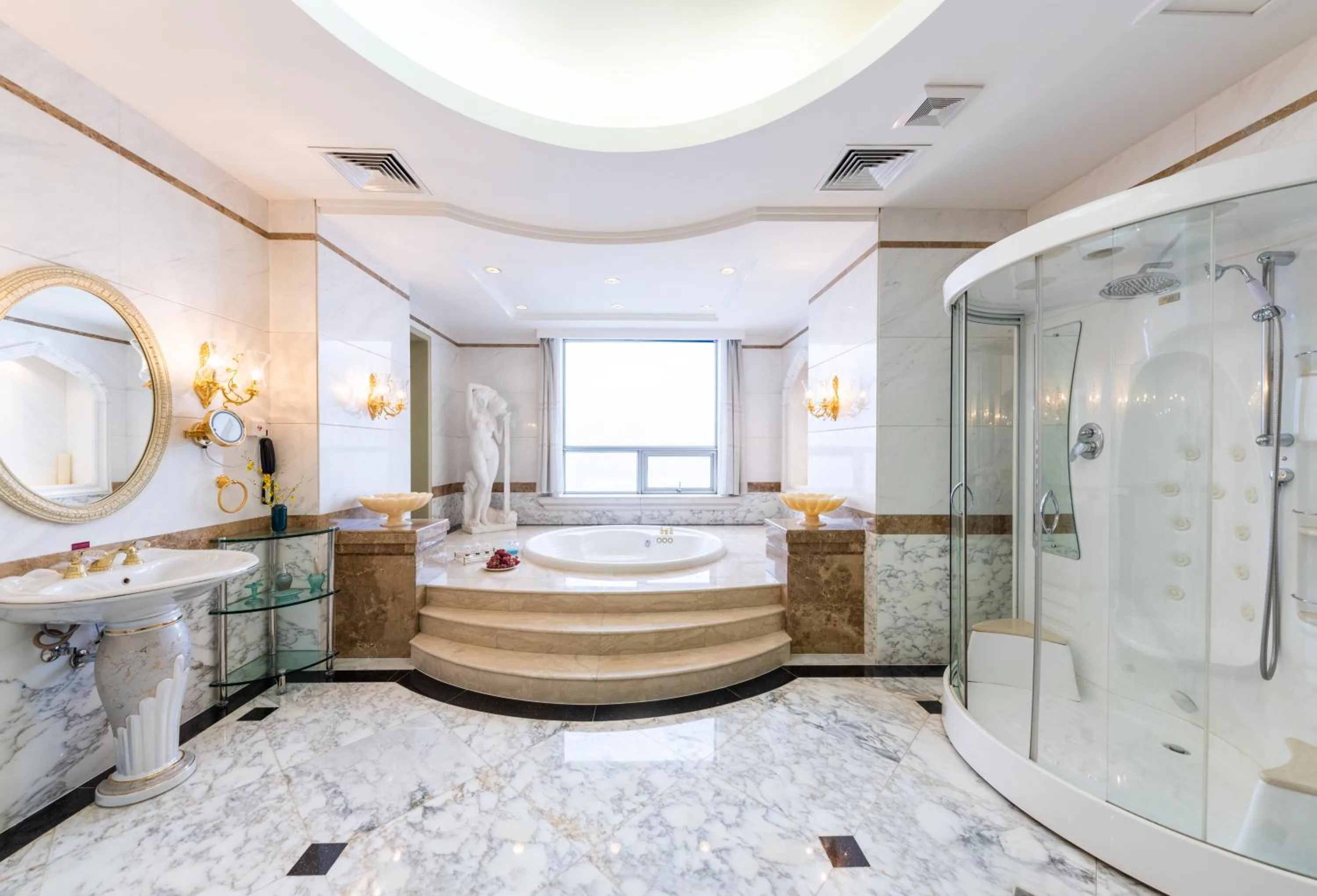 Shower in Grand Mercure Hotel Hualing