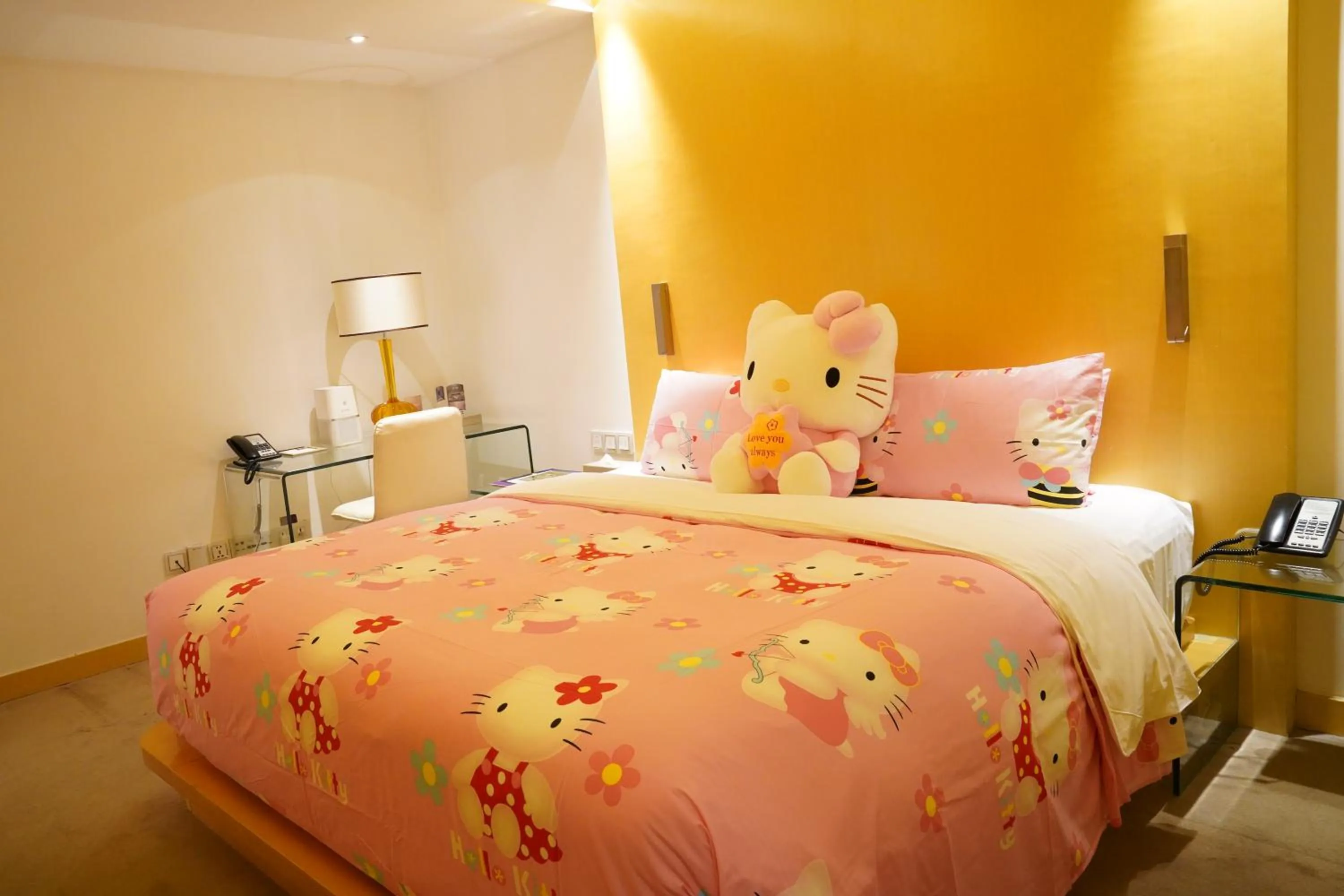 Bed in Grand Mercure Hotel Hualing