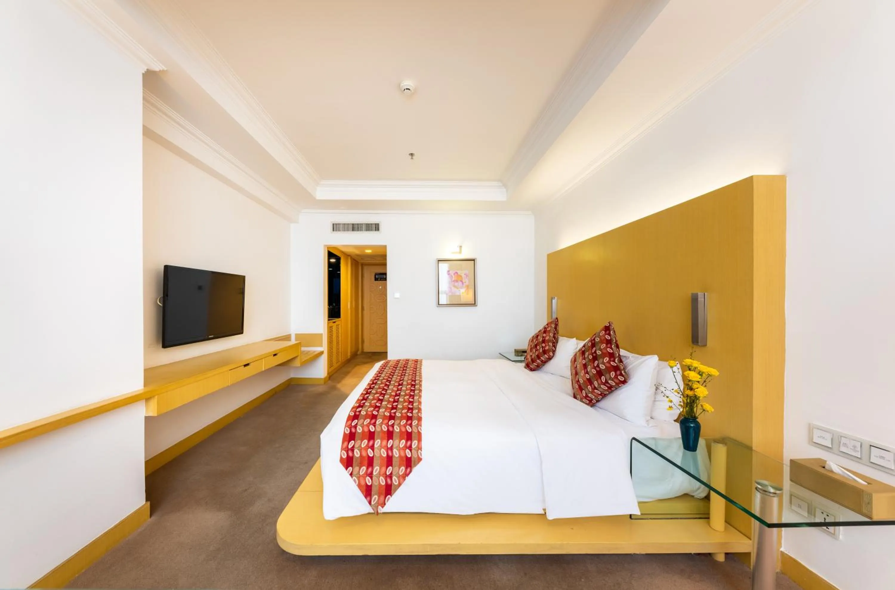 Photo of the whole room, Bed in Grand Mercure Hotel Hualing