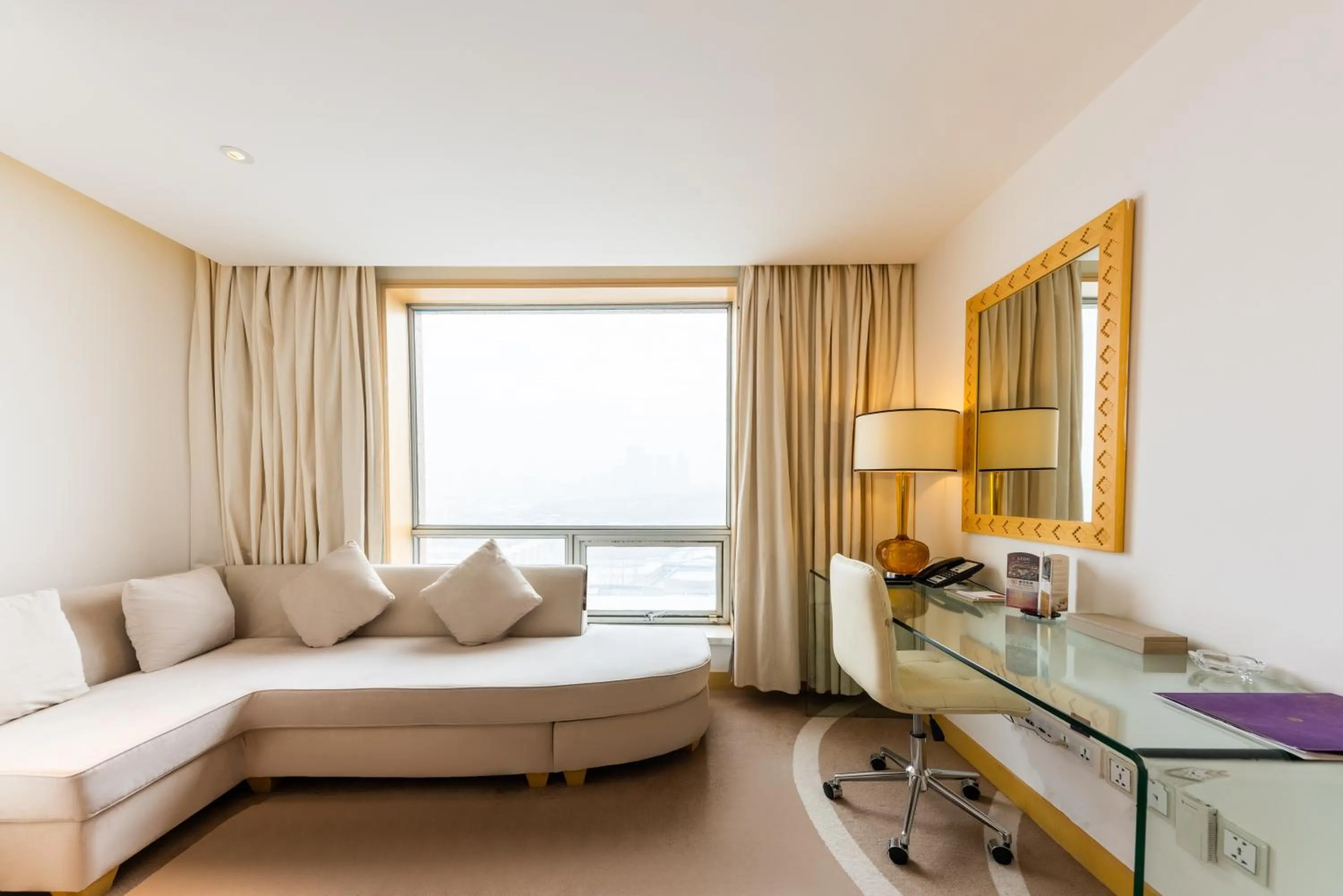 Living room, Bed in Grand Mercure Hotel Hualing