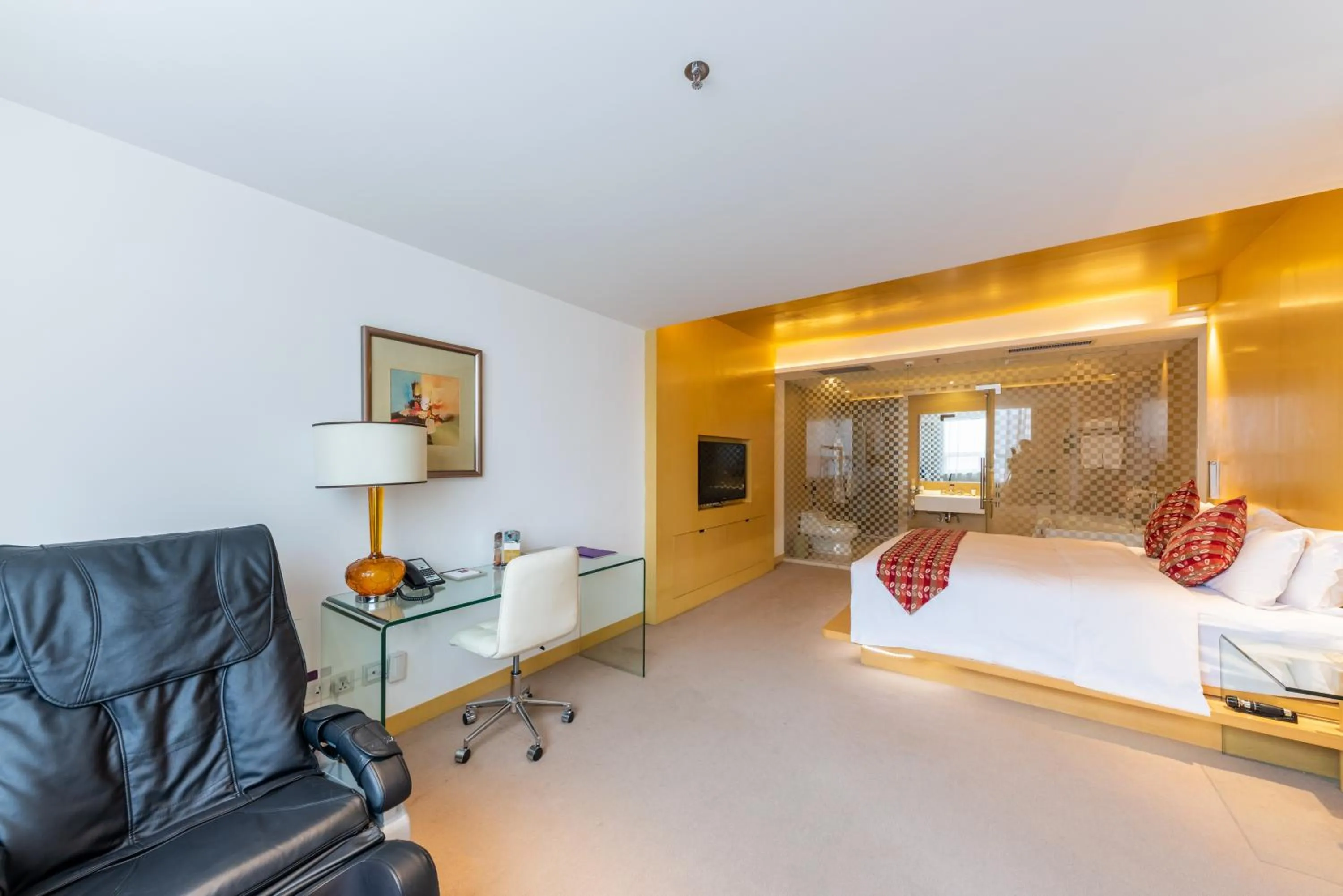 Photo of the whole room, Bed in Grand Mercure Hotel Hualing