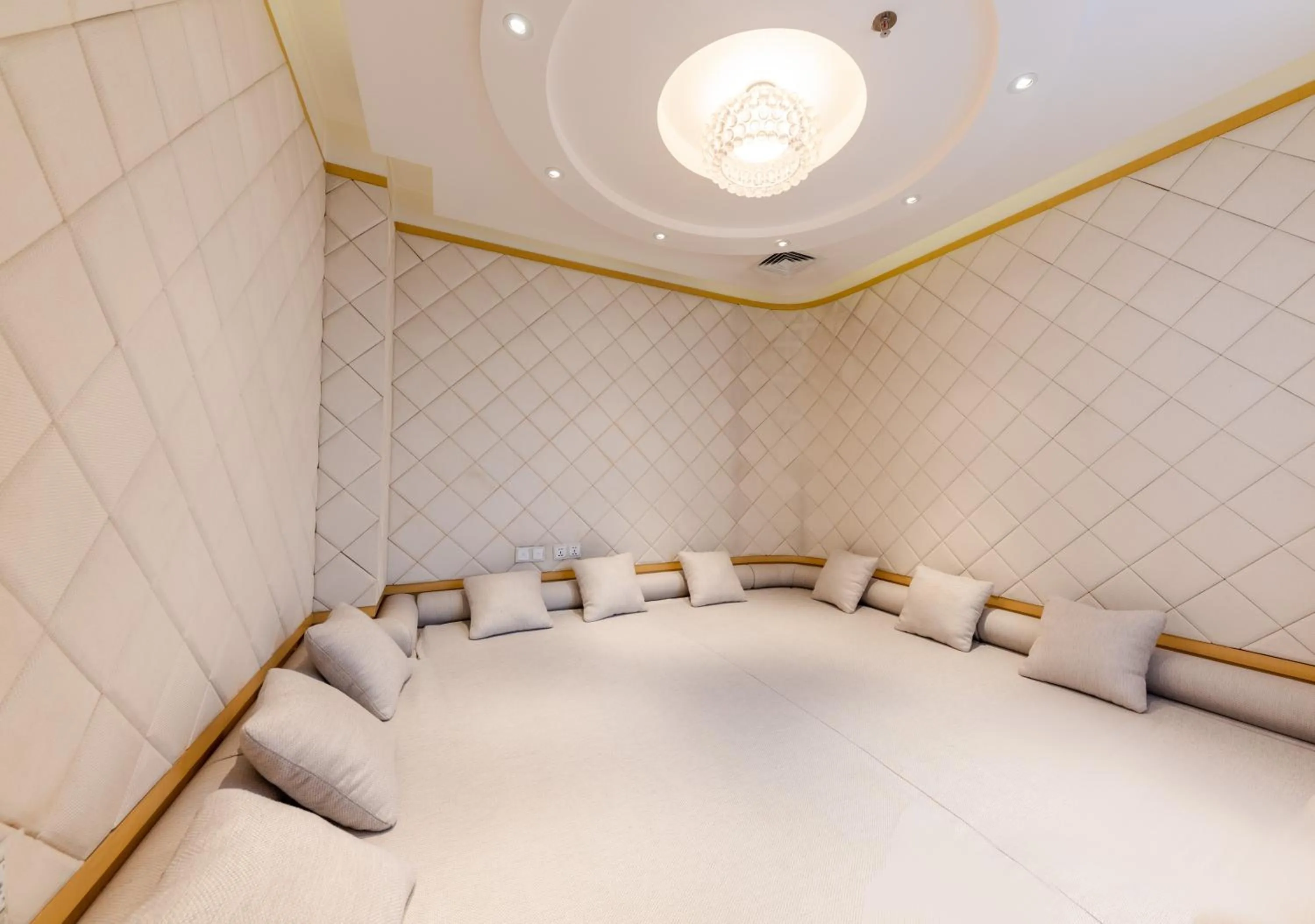 Bed in Grand Mercure Hotel Hualing