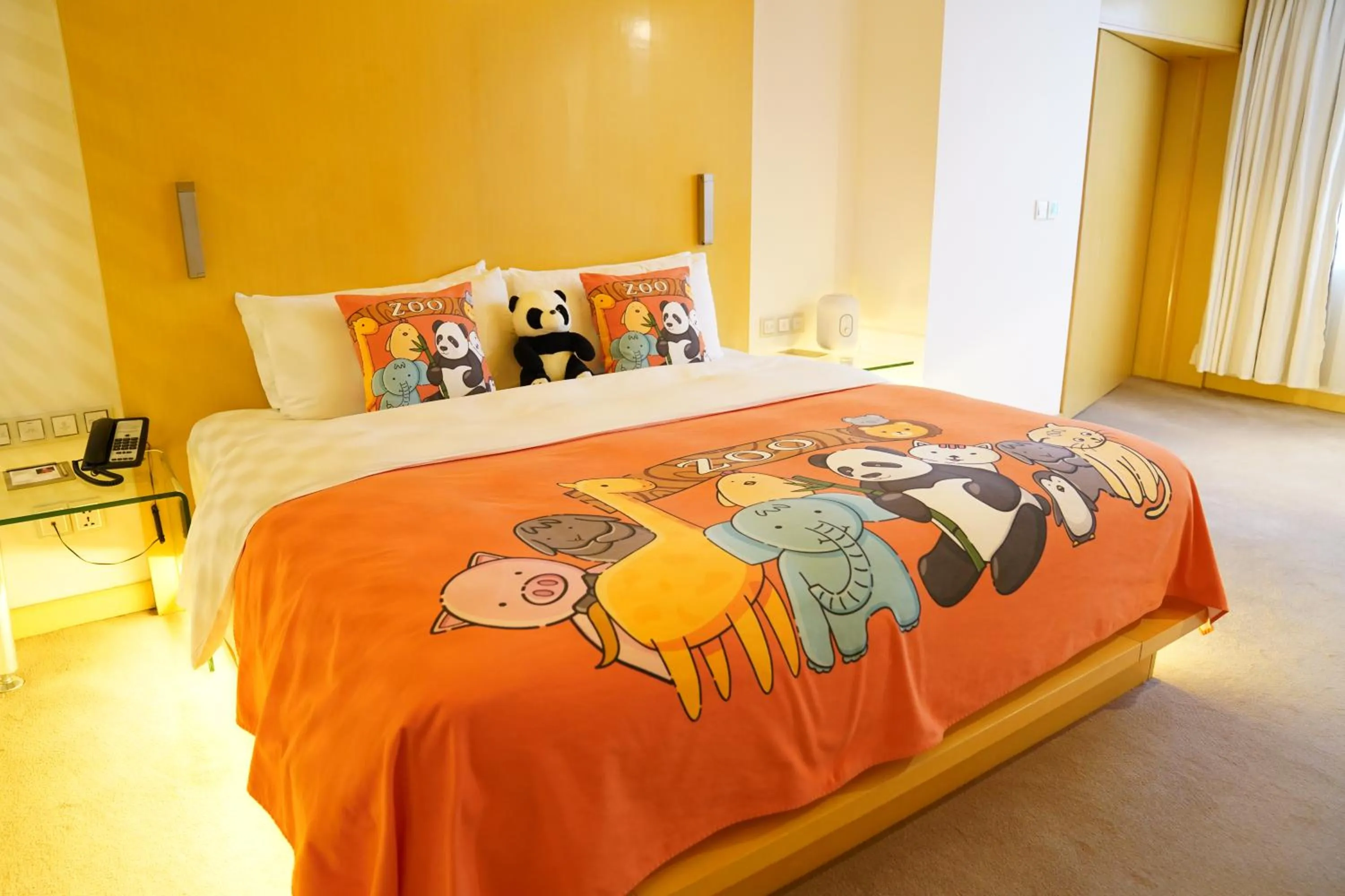 Property building, Bed in Grand Mercure Hotel Hualing