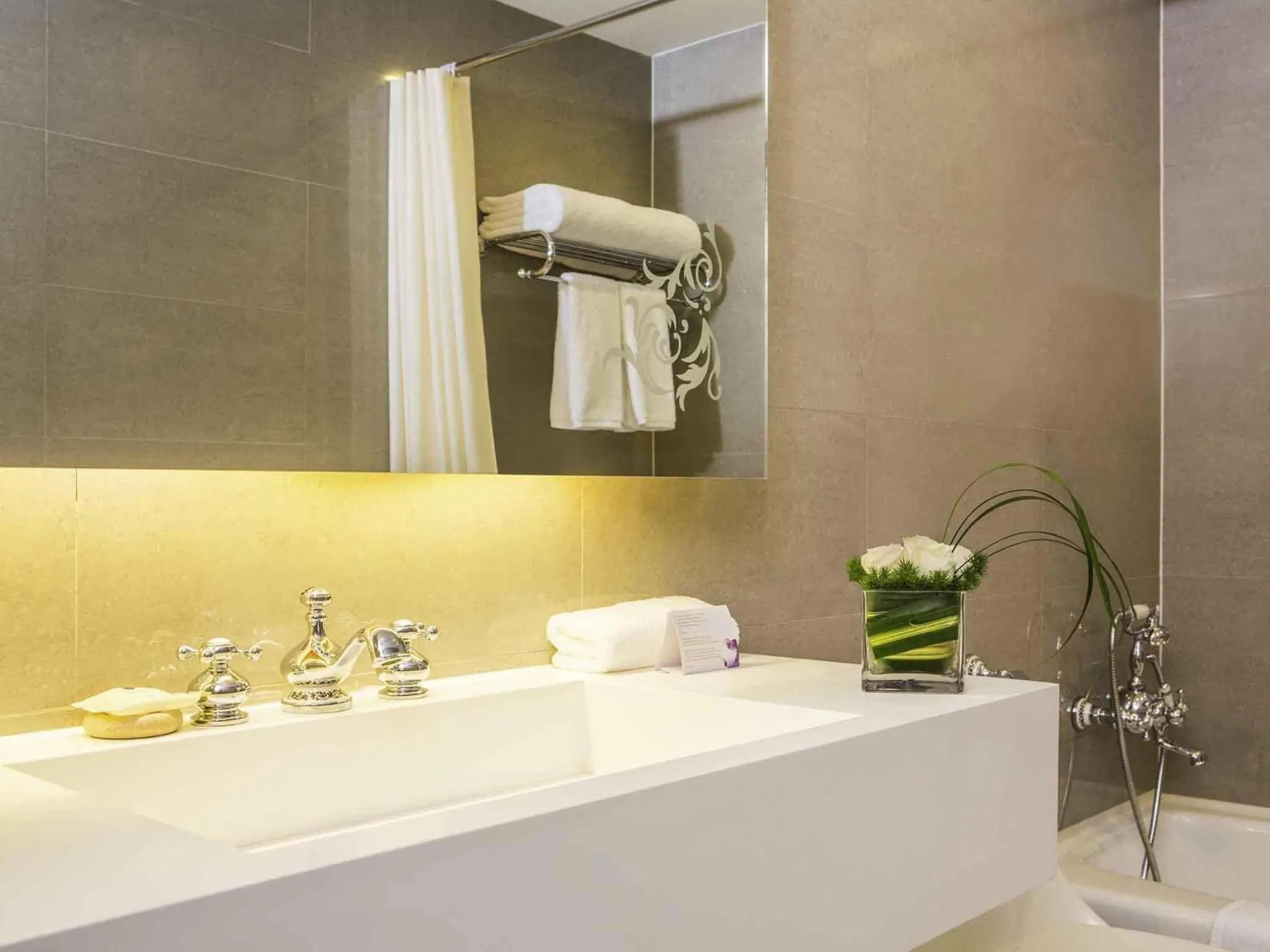 Bedroom in Grand Mercure Hotel Hualing