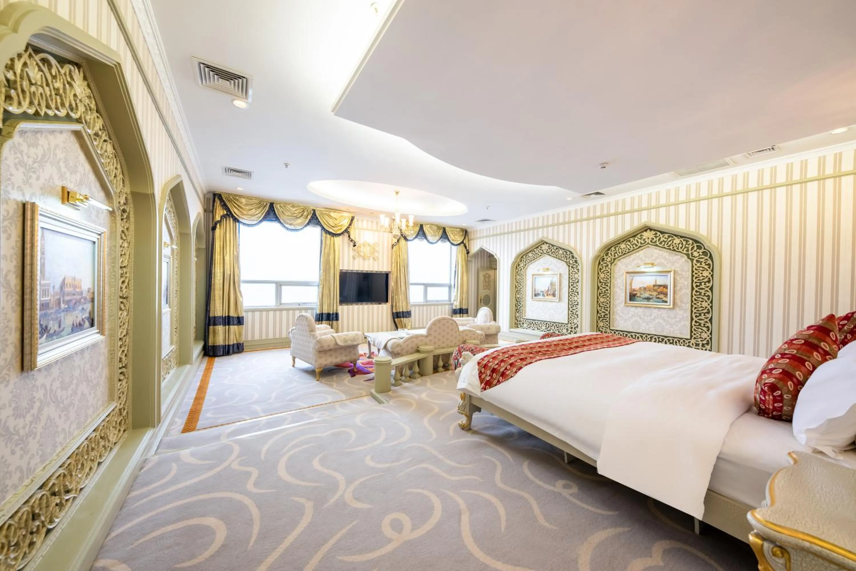 Living room, Bed in Grand Mercure Hotel Hualing