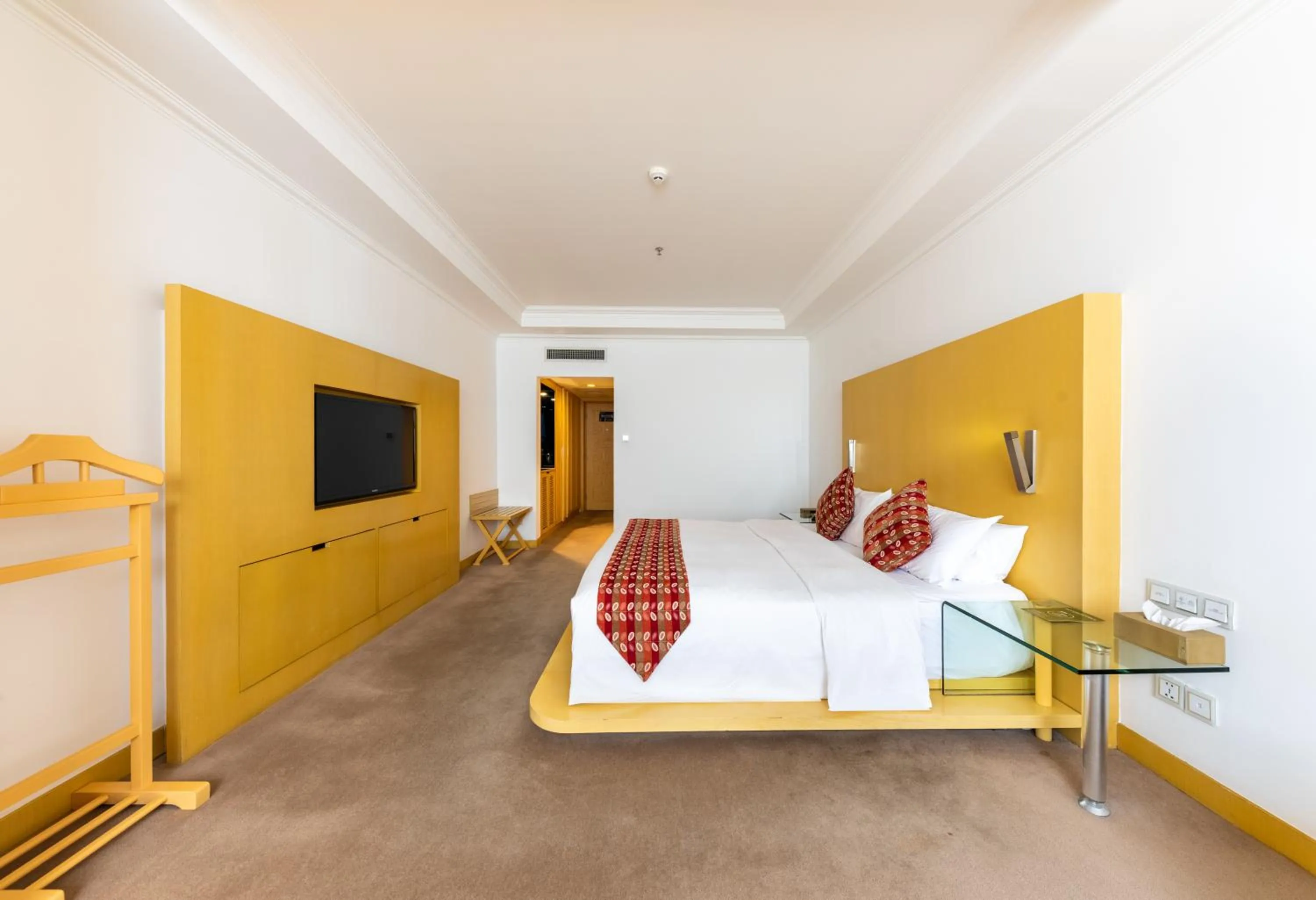 Bed in Grand Mercure Hotel Hualing