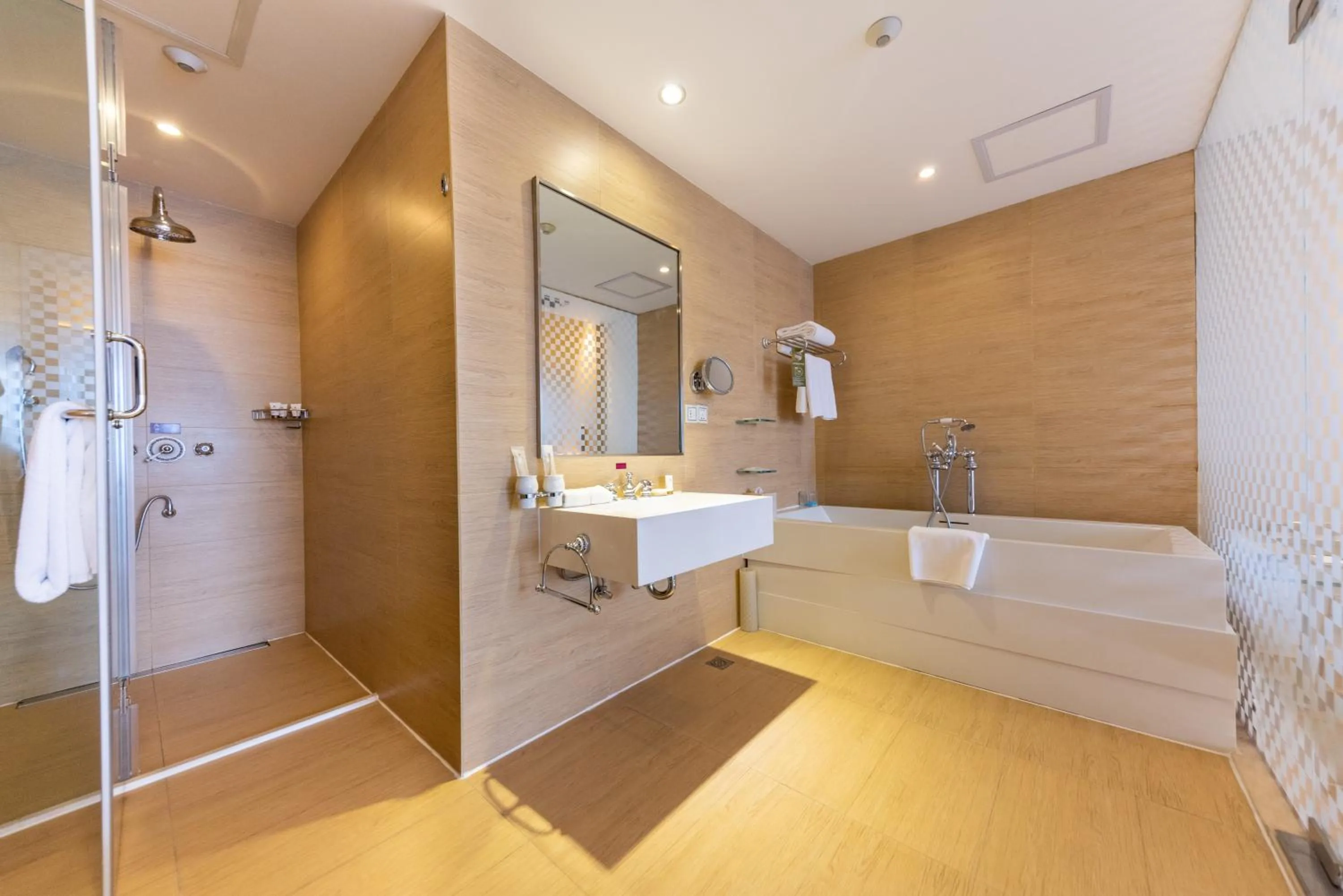 Shower in Grand Mercure Hotel Hualing