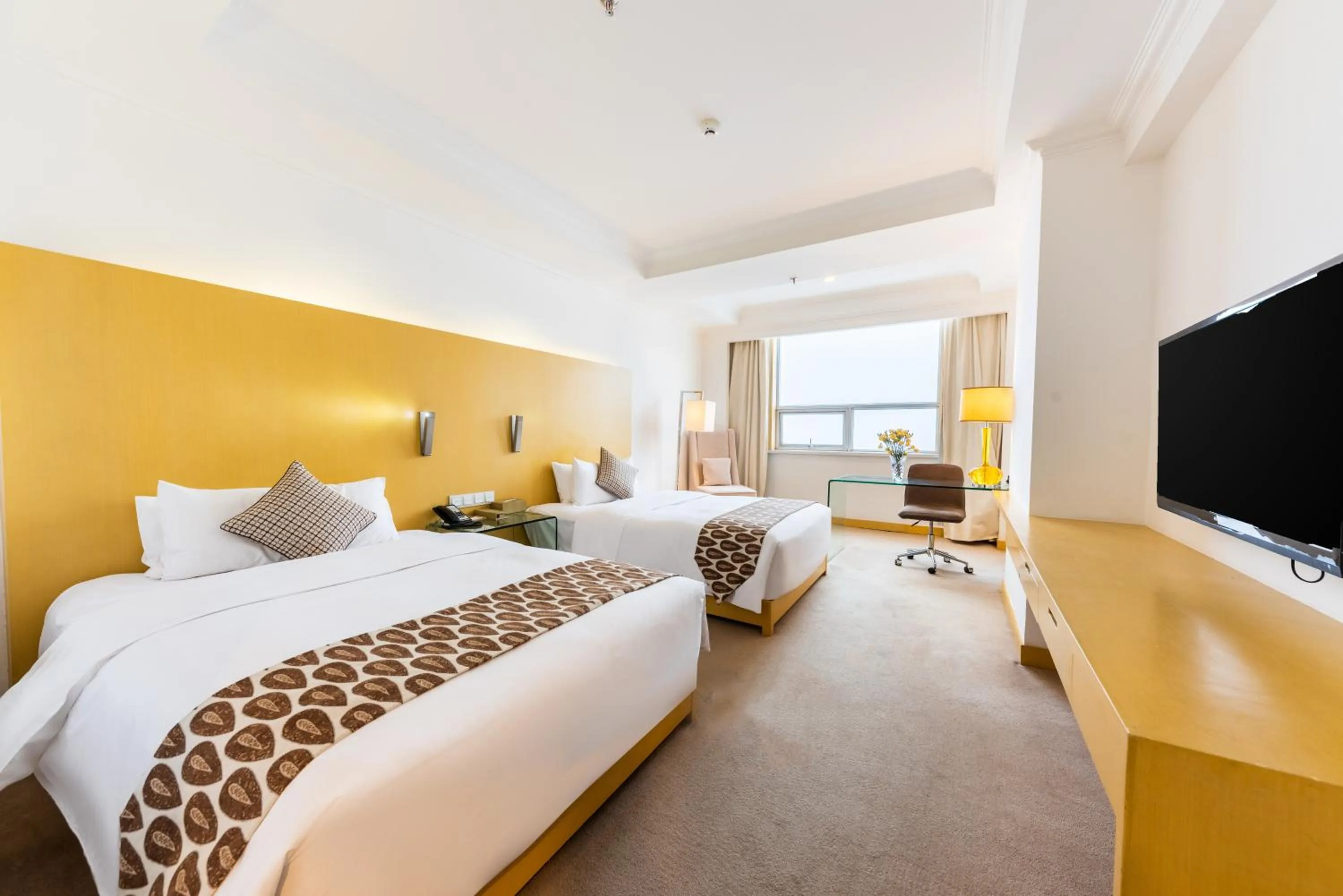 Photo of the whole room, Bed in Grand Mercure Hotel Hualing