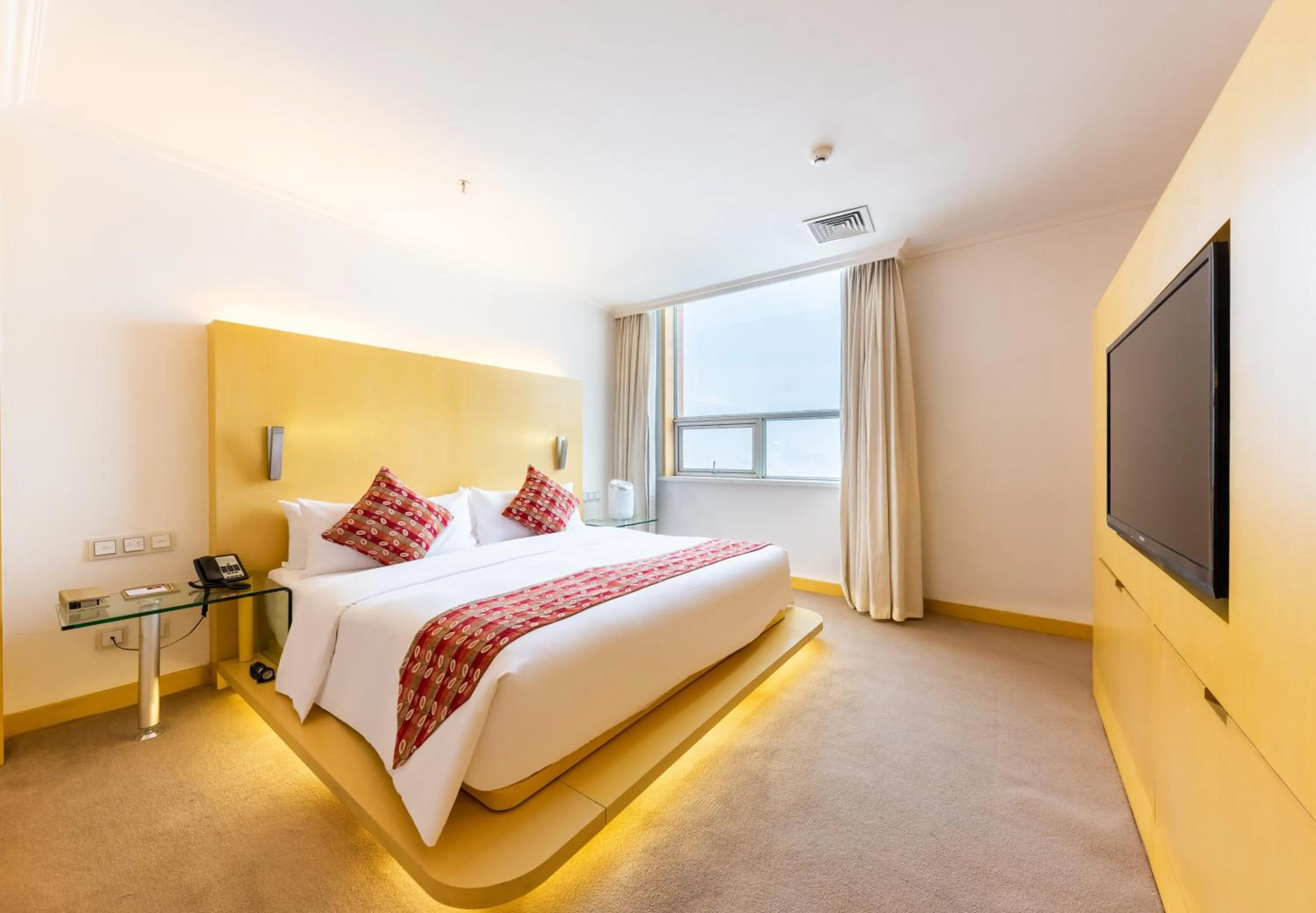 Photo of the whole room, Bed in Grand Mercure Hotel Hualing