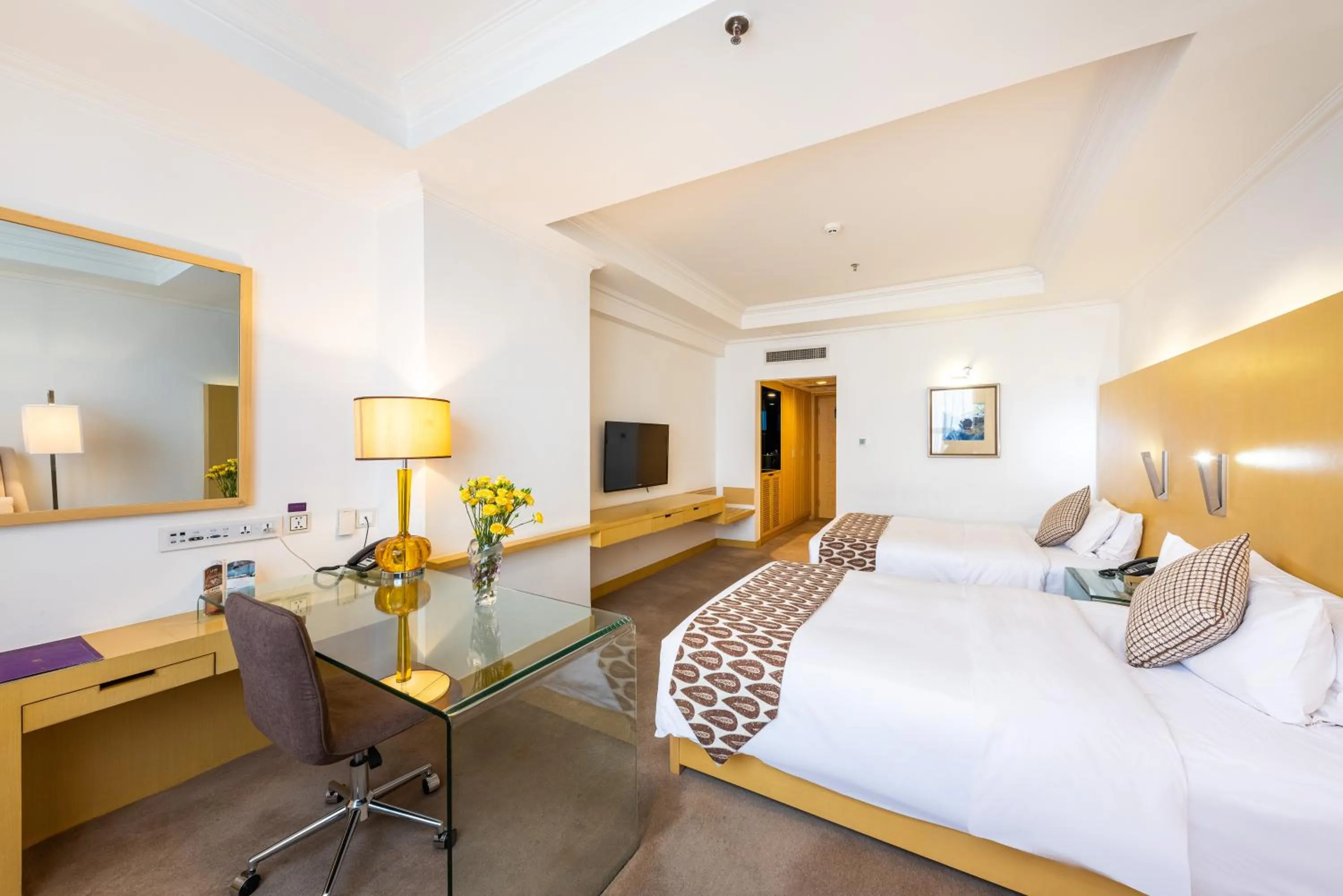 Photo of the whole room, Bed in Grand Mercure Hotel Hualing