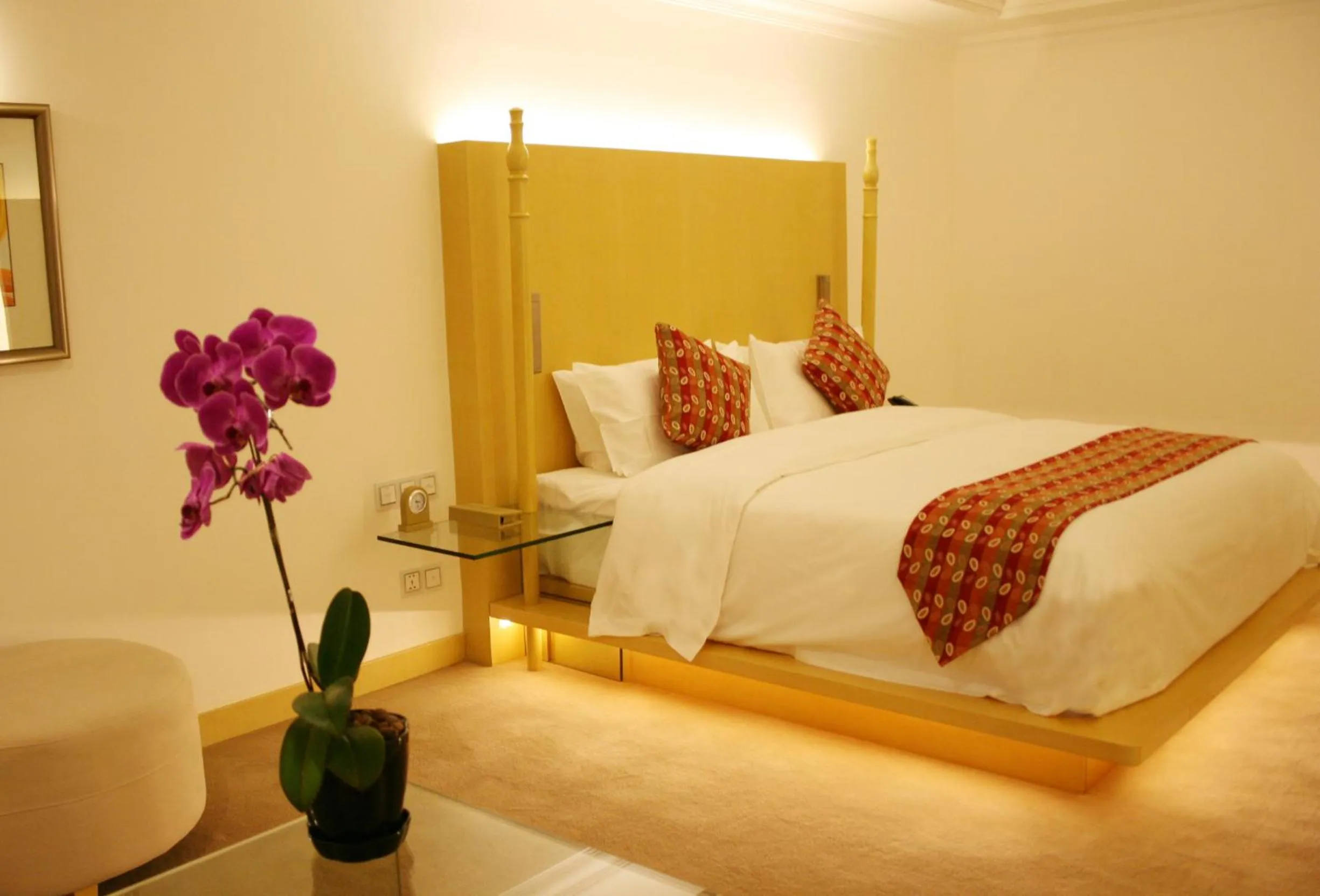 Property building, Bed in Grand Mercure Hotel Hualing