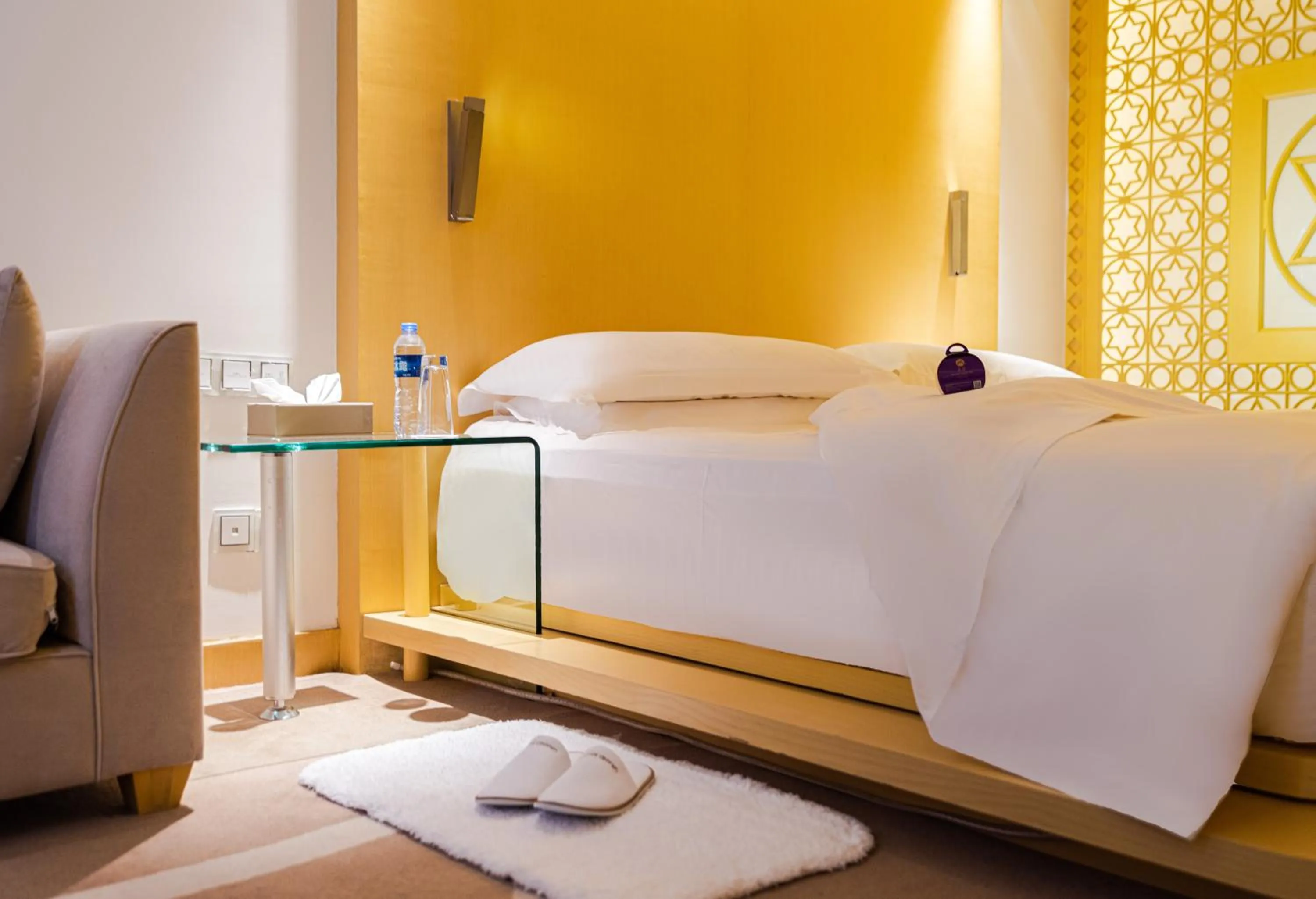 Bed in Grand Mercure Hotel Hualing