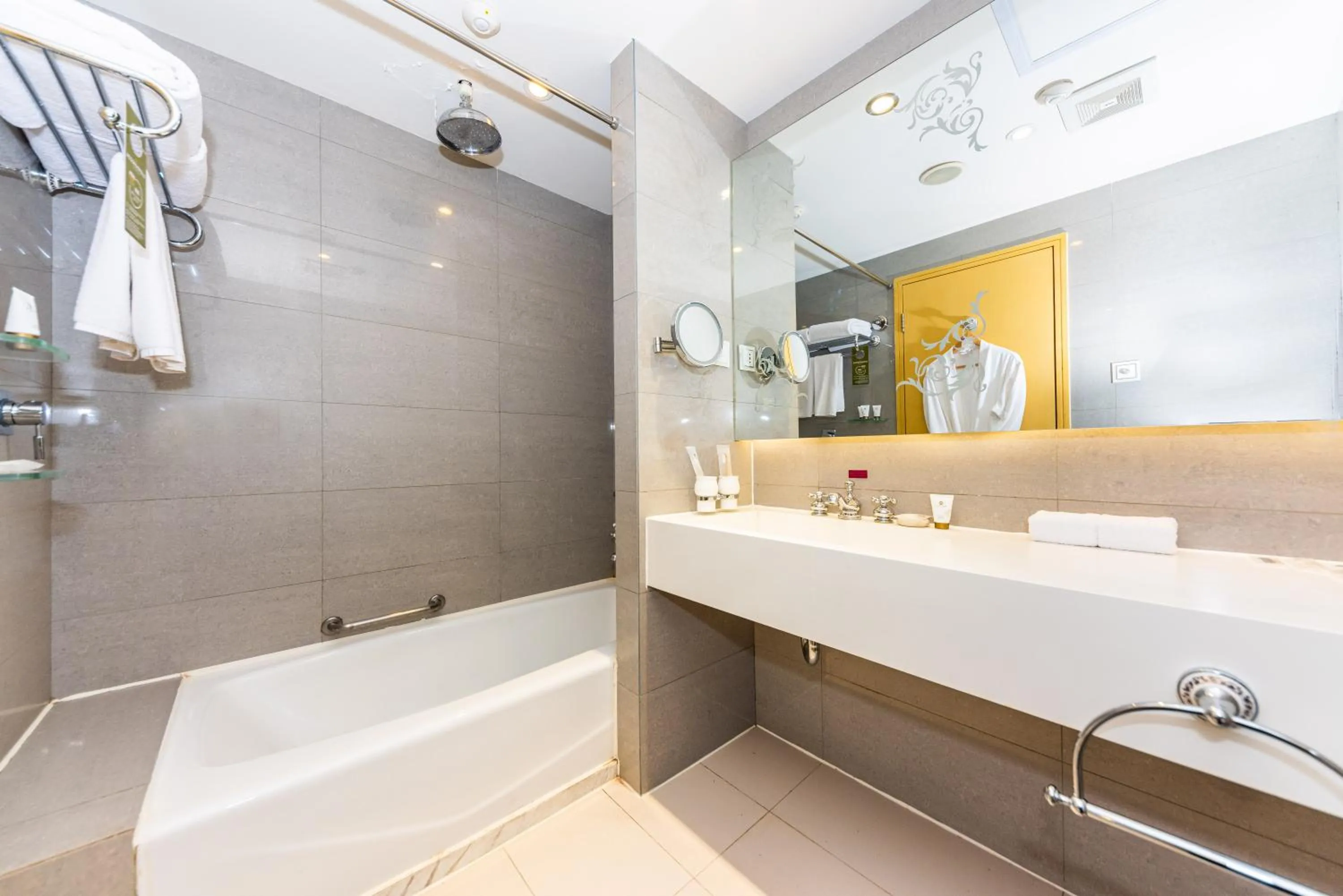 Bathroom in Grand Mercure Hotel Hualing