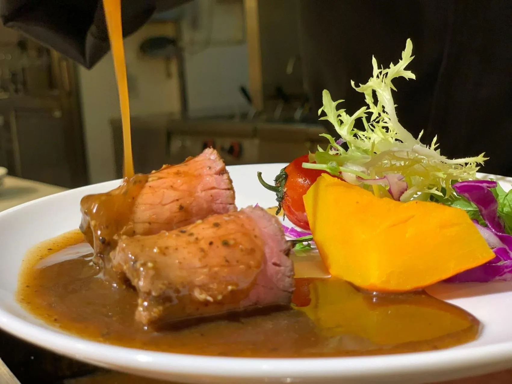 Restaurant/places to eat in Grand Mercure Hotel Hualing