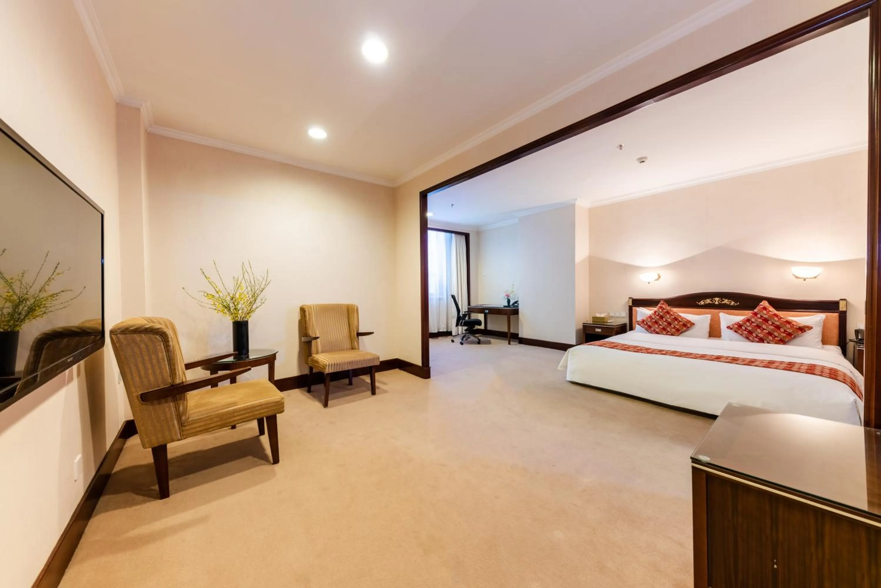 Bed in Grand Mercure Hotel Hualing