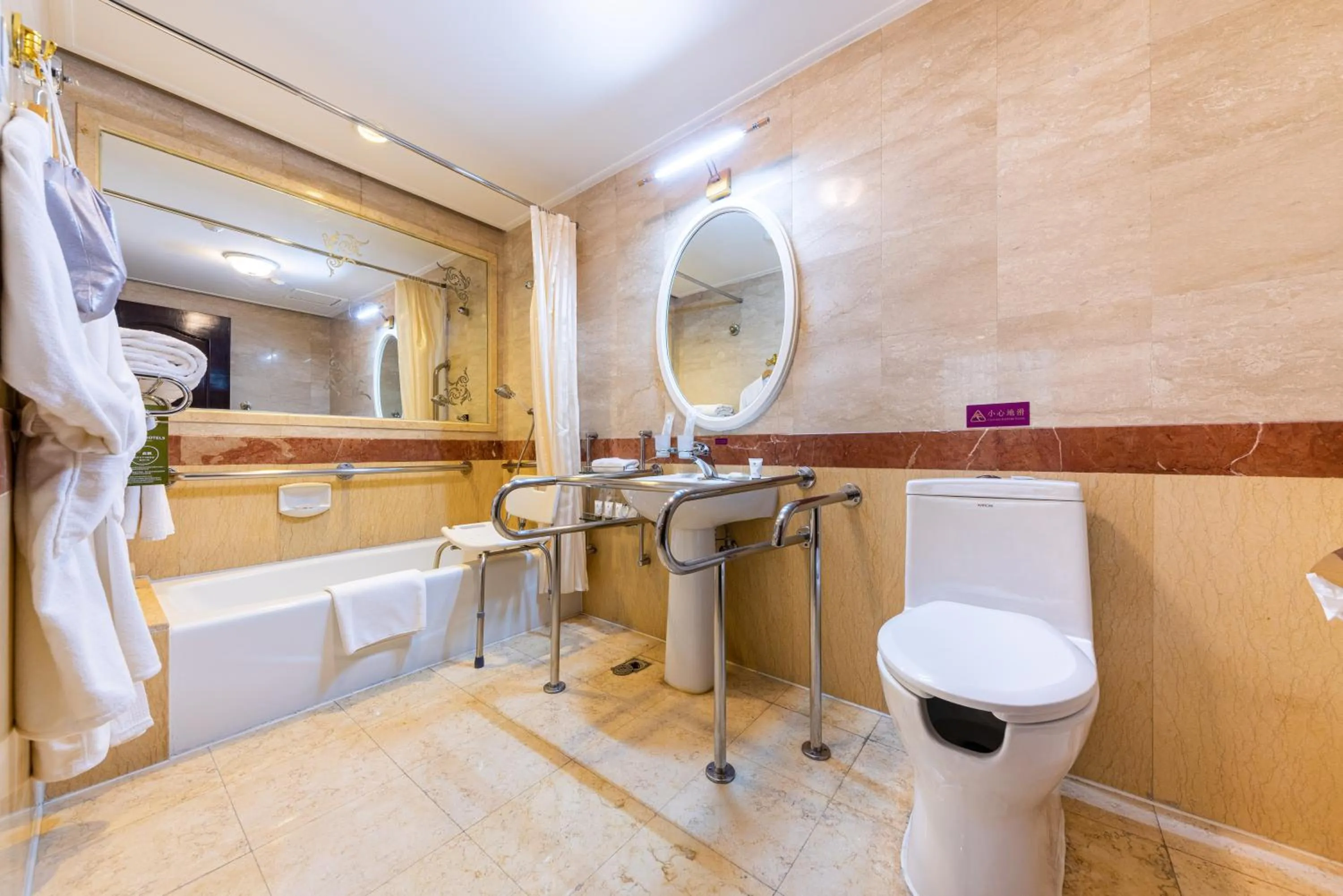 Shower in Grand Mercure Hotel Hualing