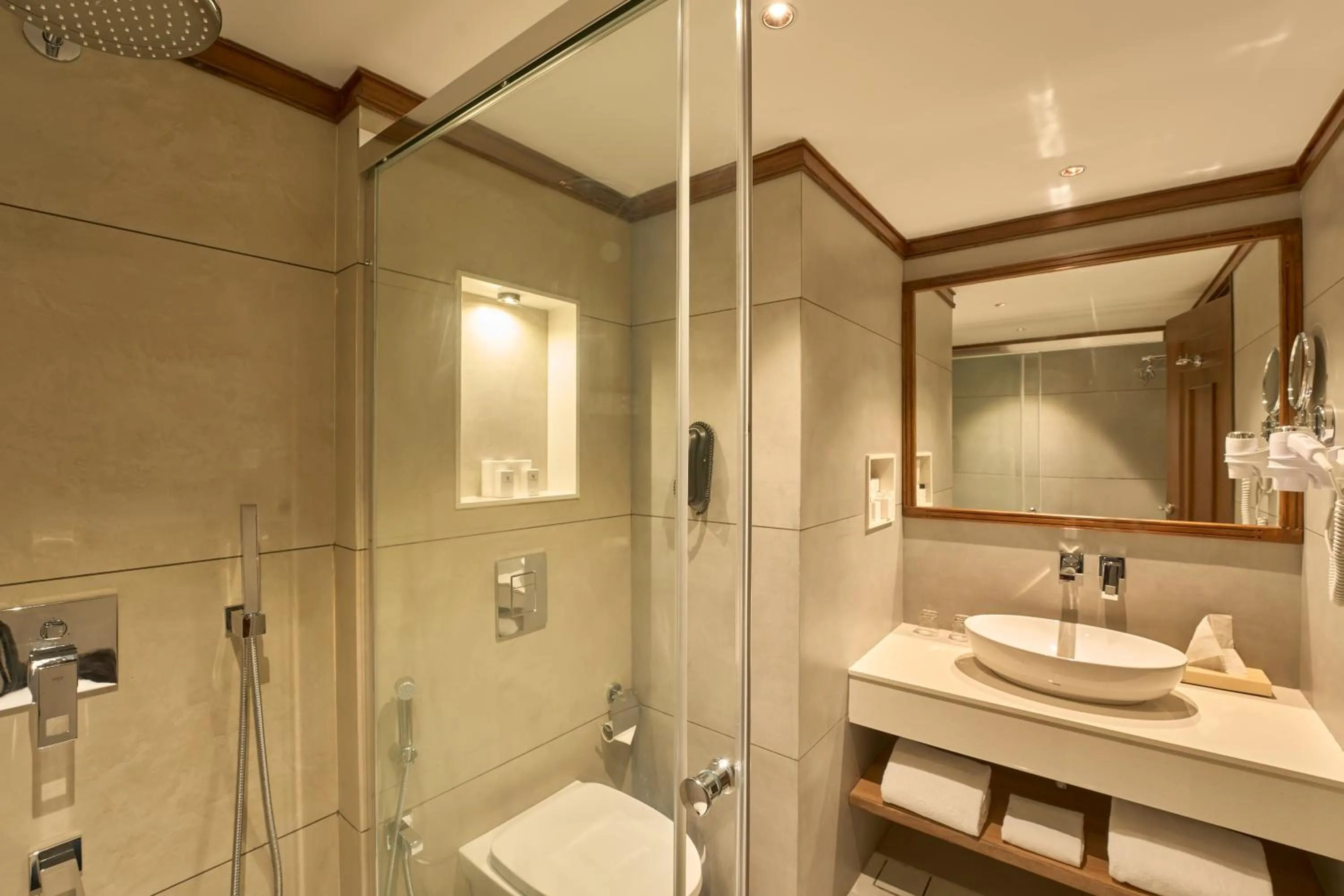 Bathroom in The Raviz Kadavu, Kozhikode