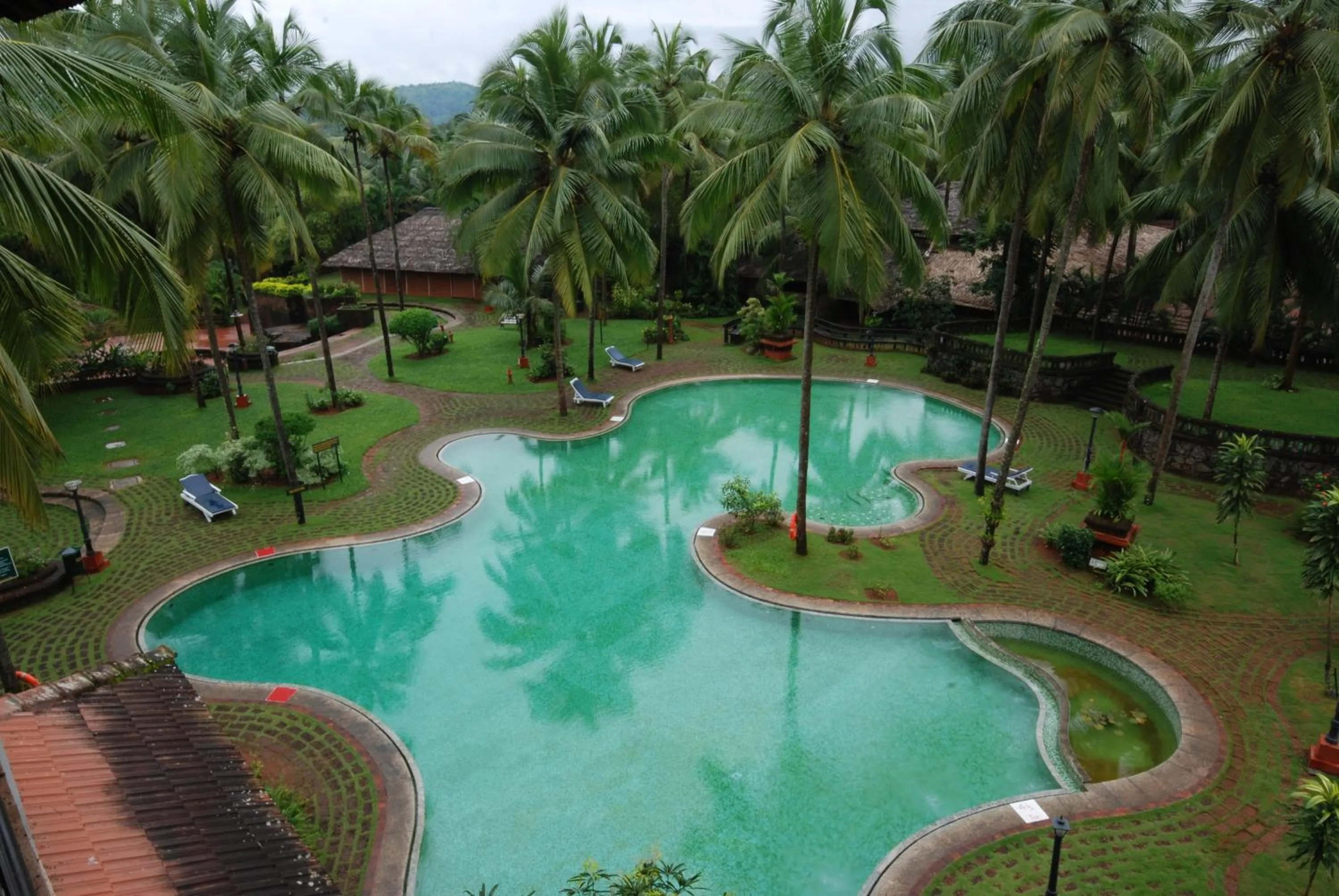 Swimming pool in The Raviz Kadavu, Kozhikode