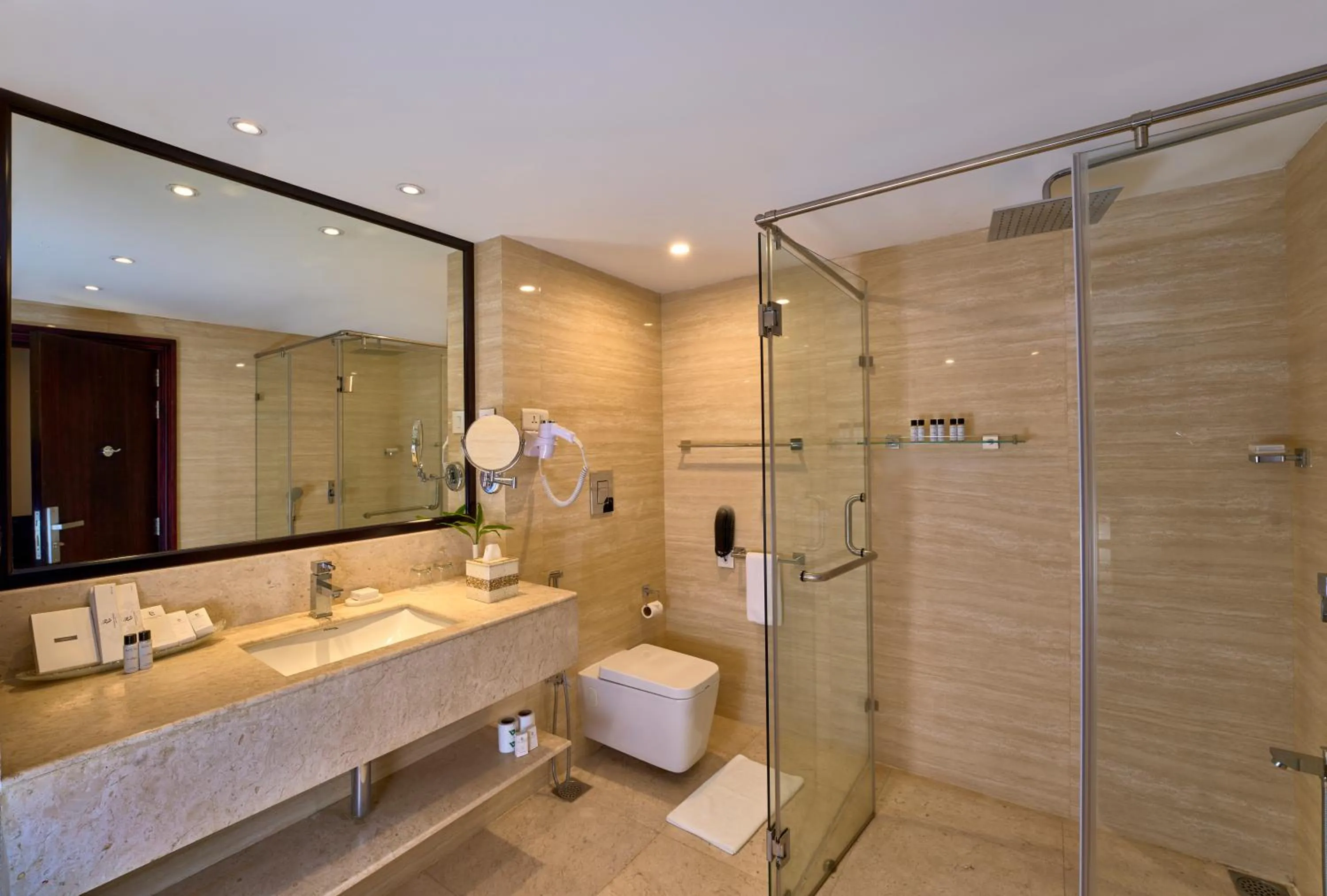 Shower in The Raviz Kadavu, Kozhikode