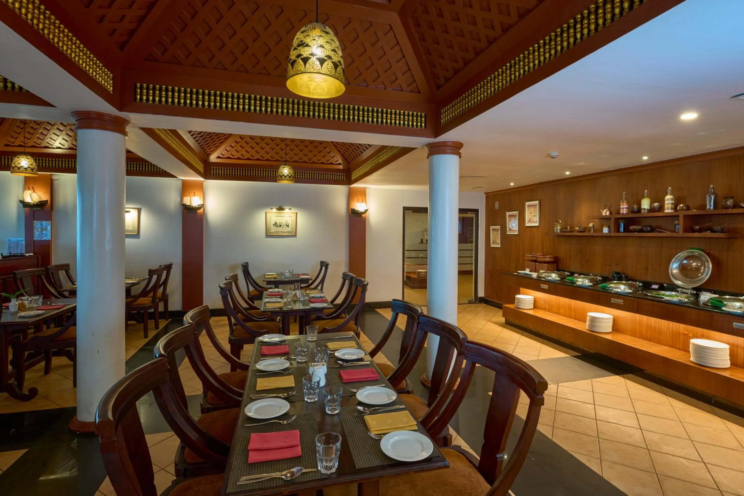 Restaurant/places to eat in The Raviz Kadavu, Kozhikode