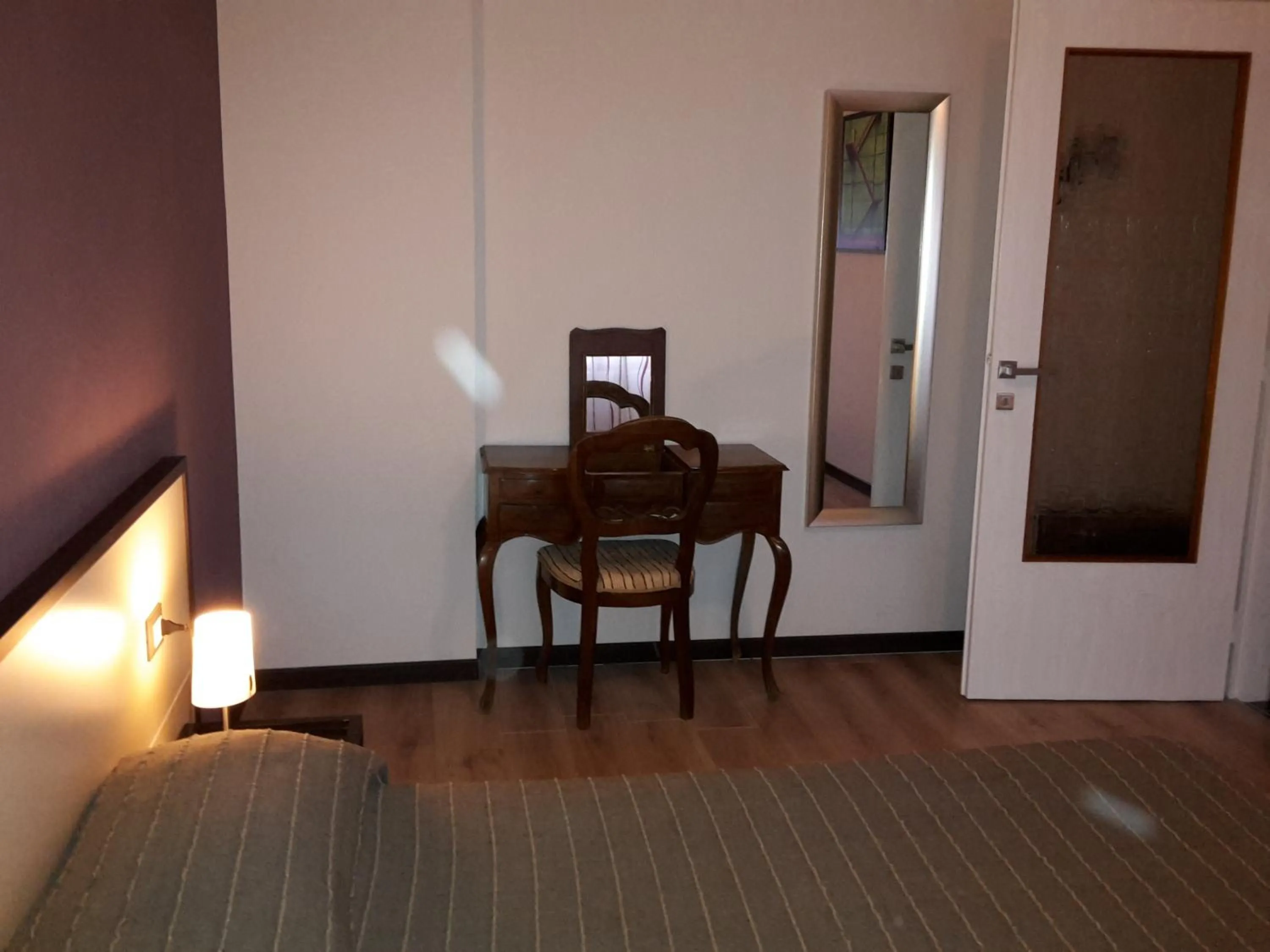 Photo of the whole room, Bed in Residence Sole