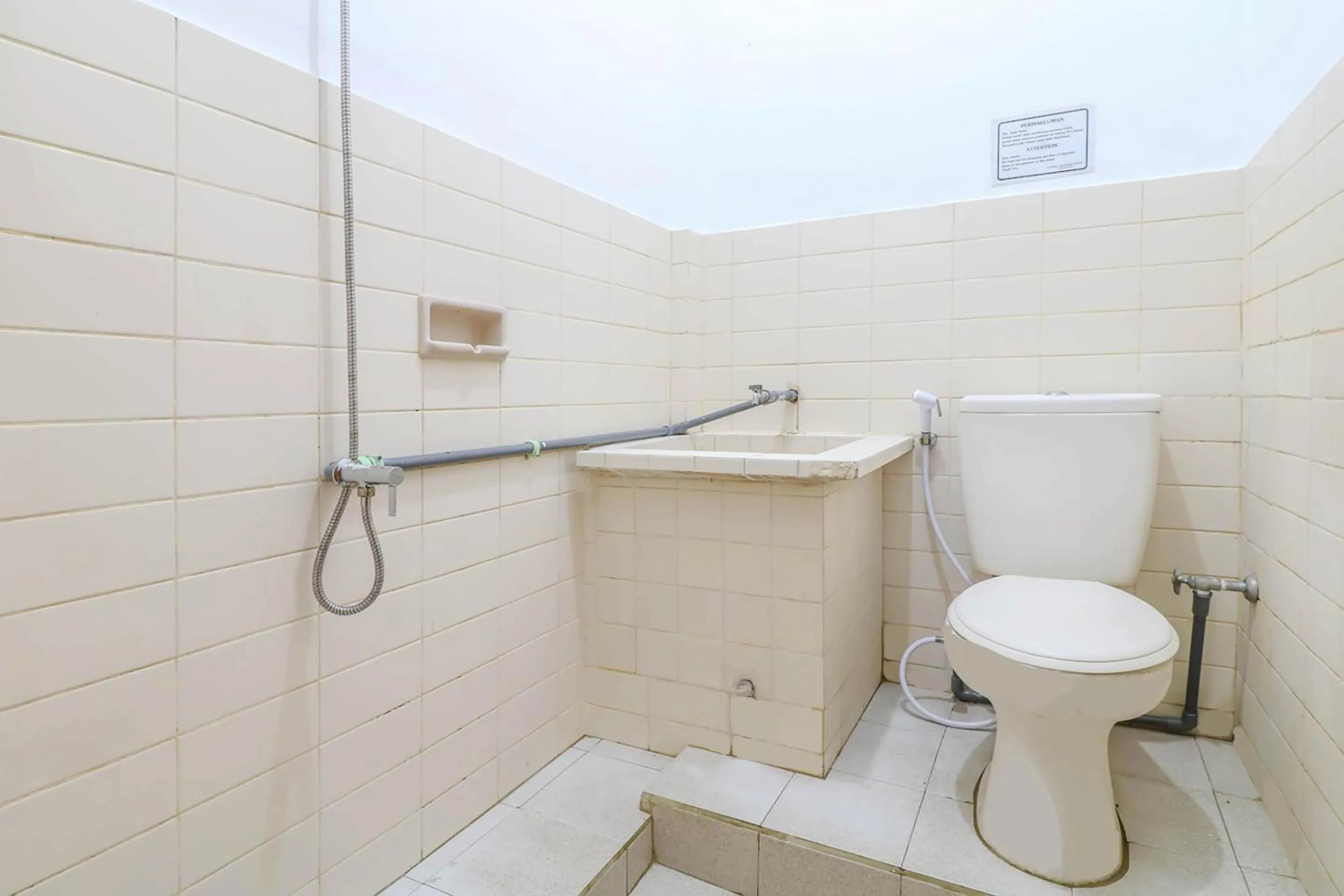 Bathroom in OYO 1927 Hotel Candra Adigraha