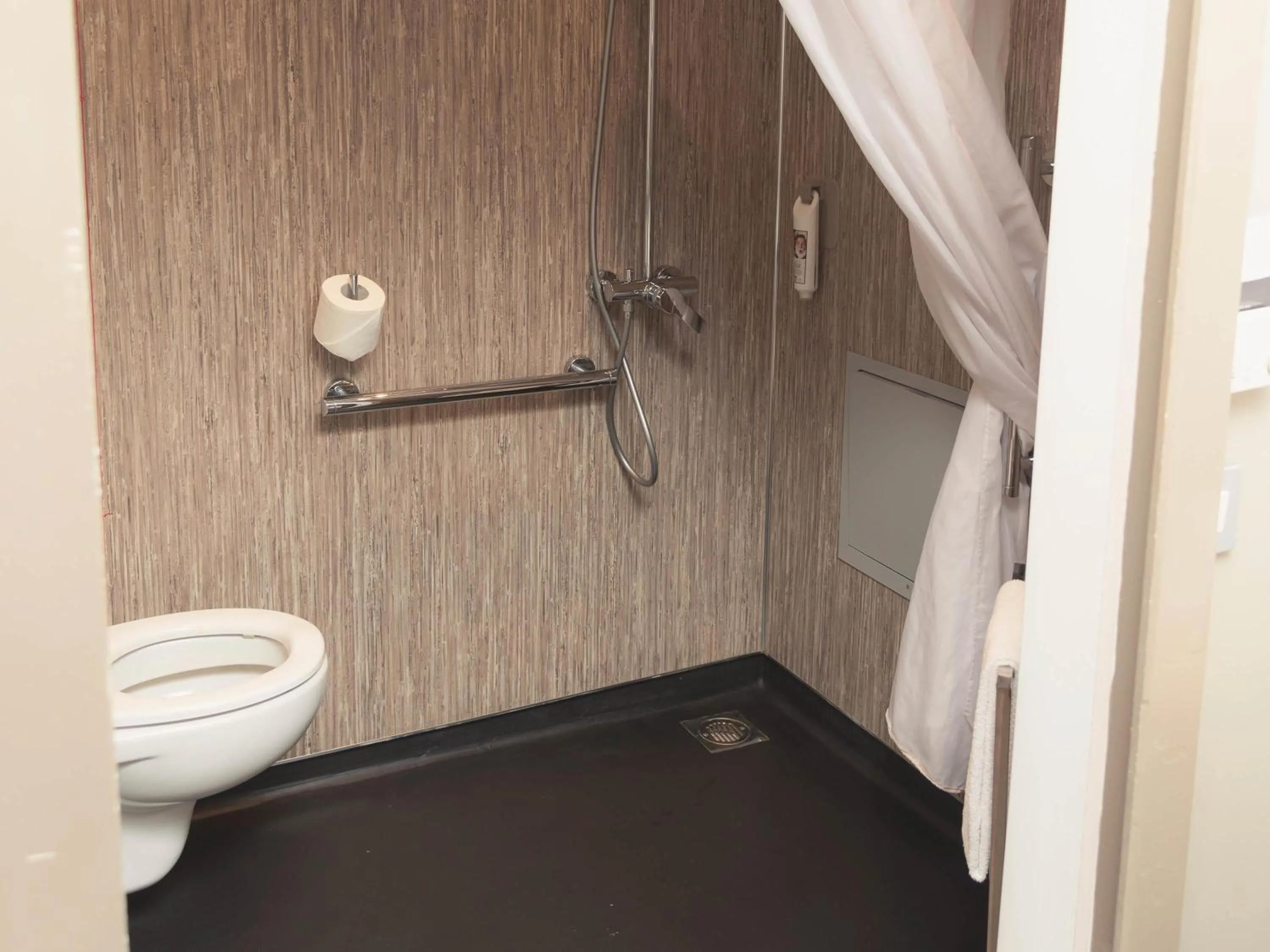 Bedroom in ibis Glasgow City Centre – Sauchiehall St