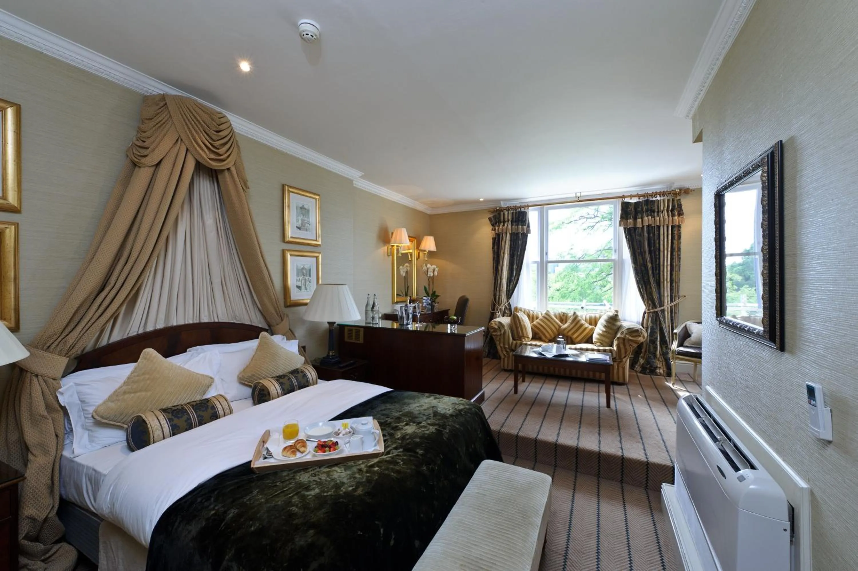 Photo of the whole room in The Colonnade