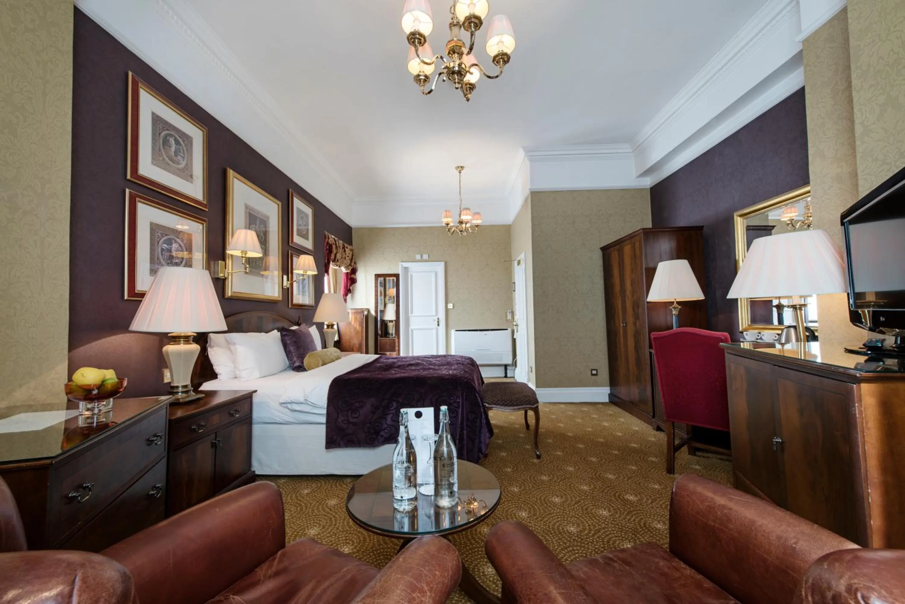 Photo of the whole room in The Colonnade