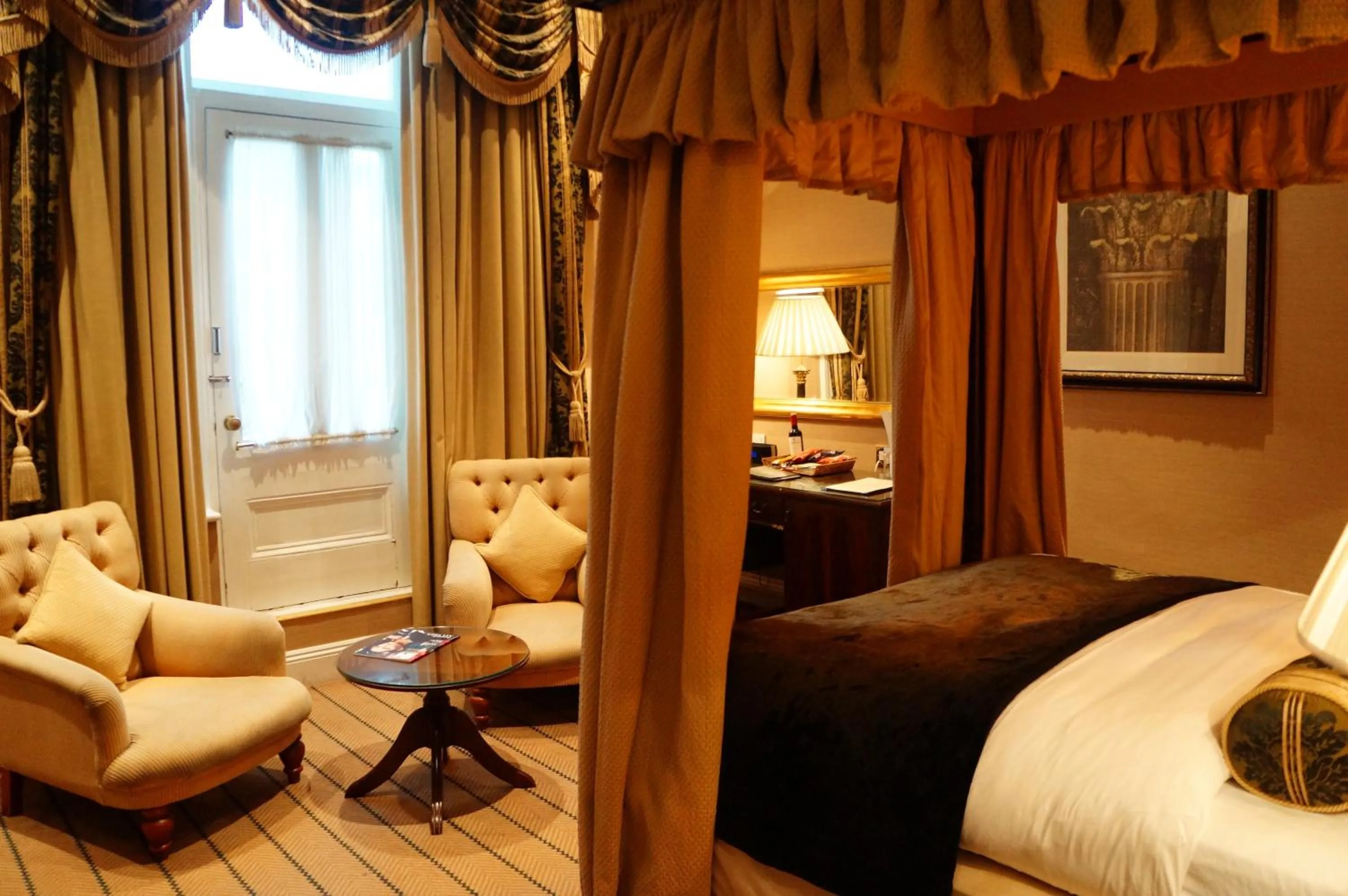 Photo of the whole room in The Colonnade