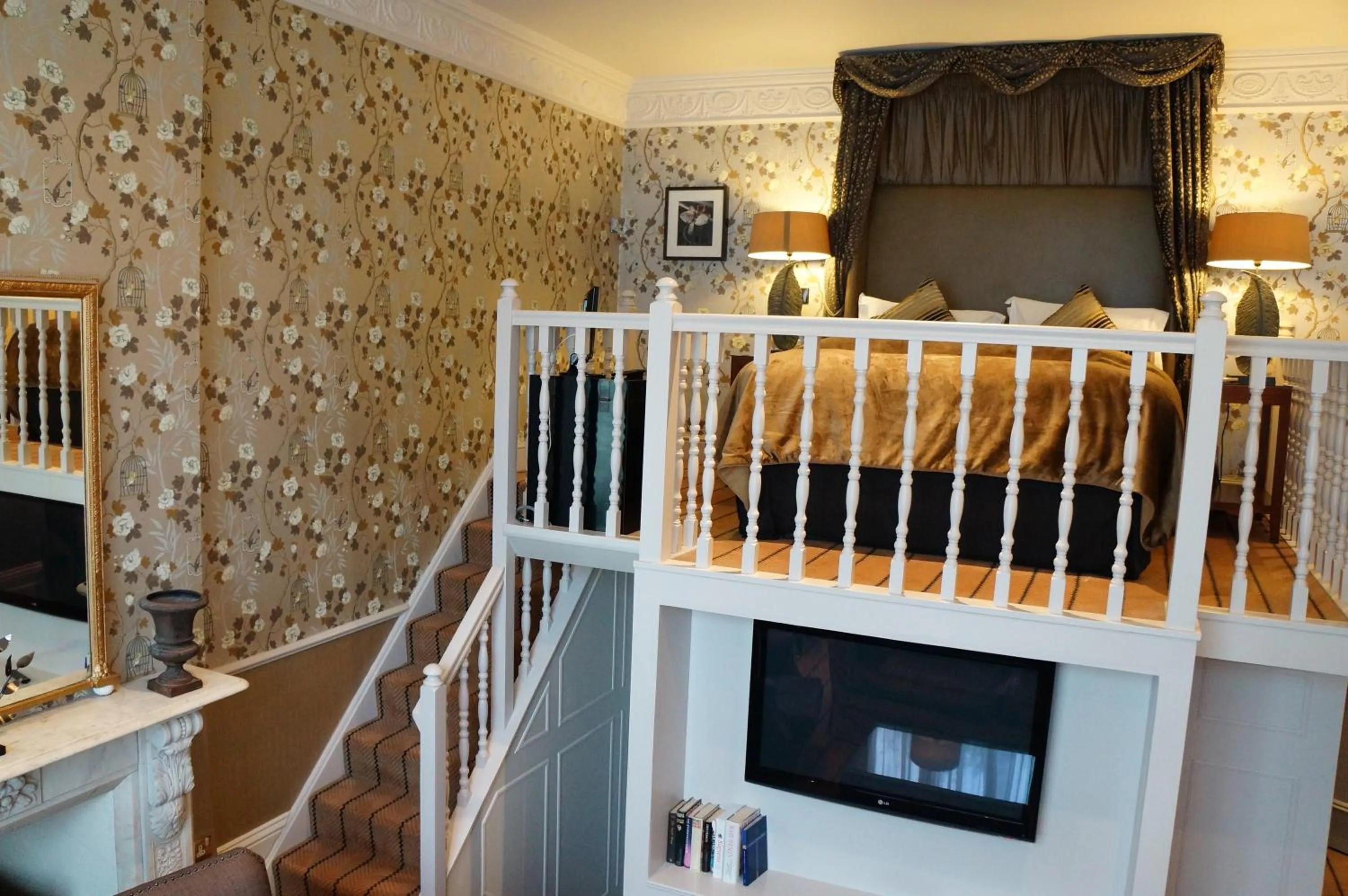 Photo of the whole room in The Colonnade