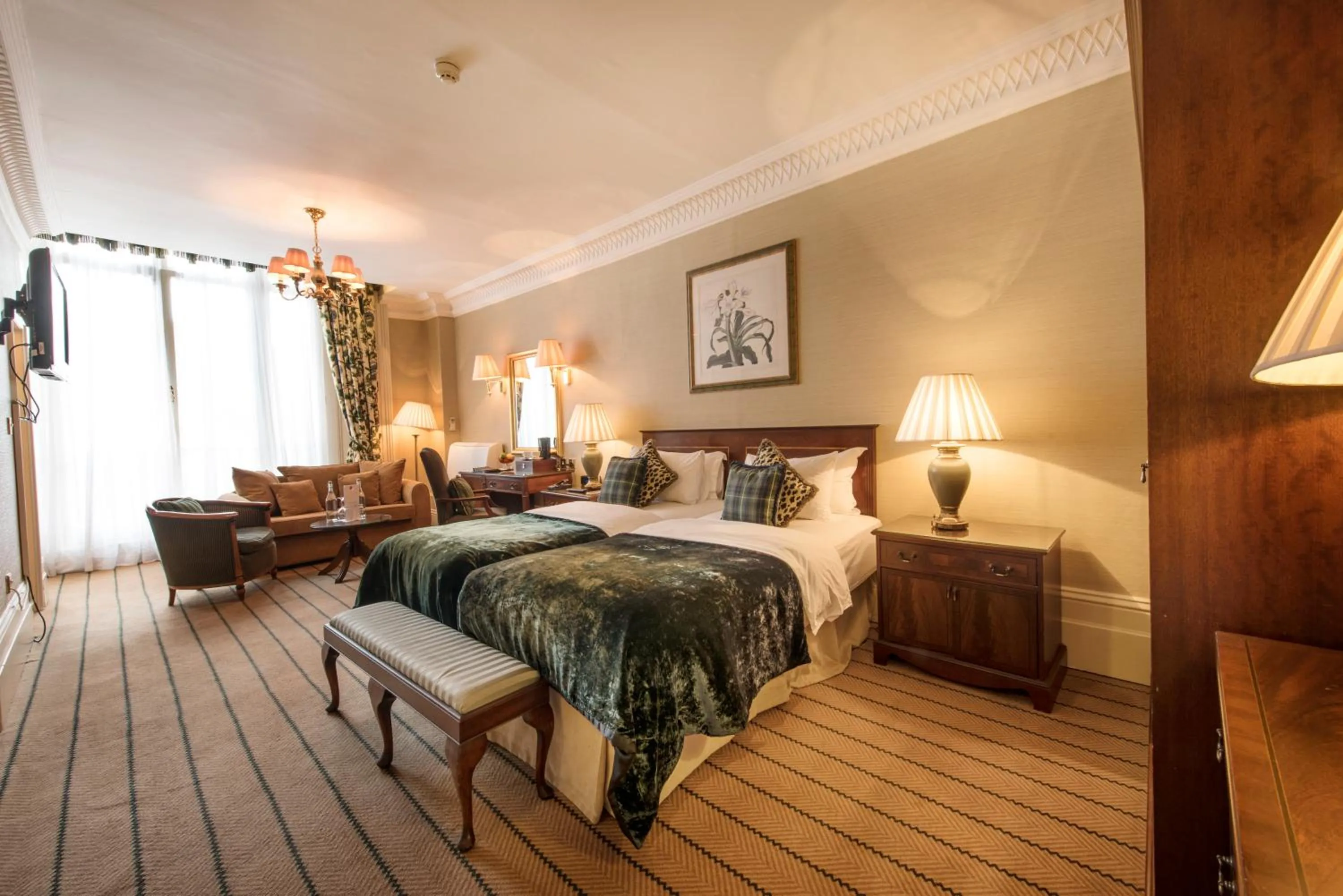 Photo of the whole room in The Colonnade