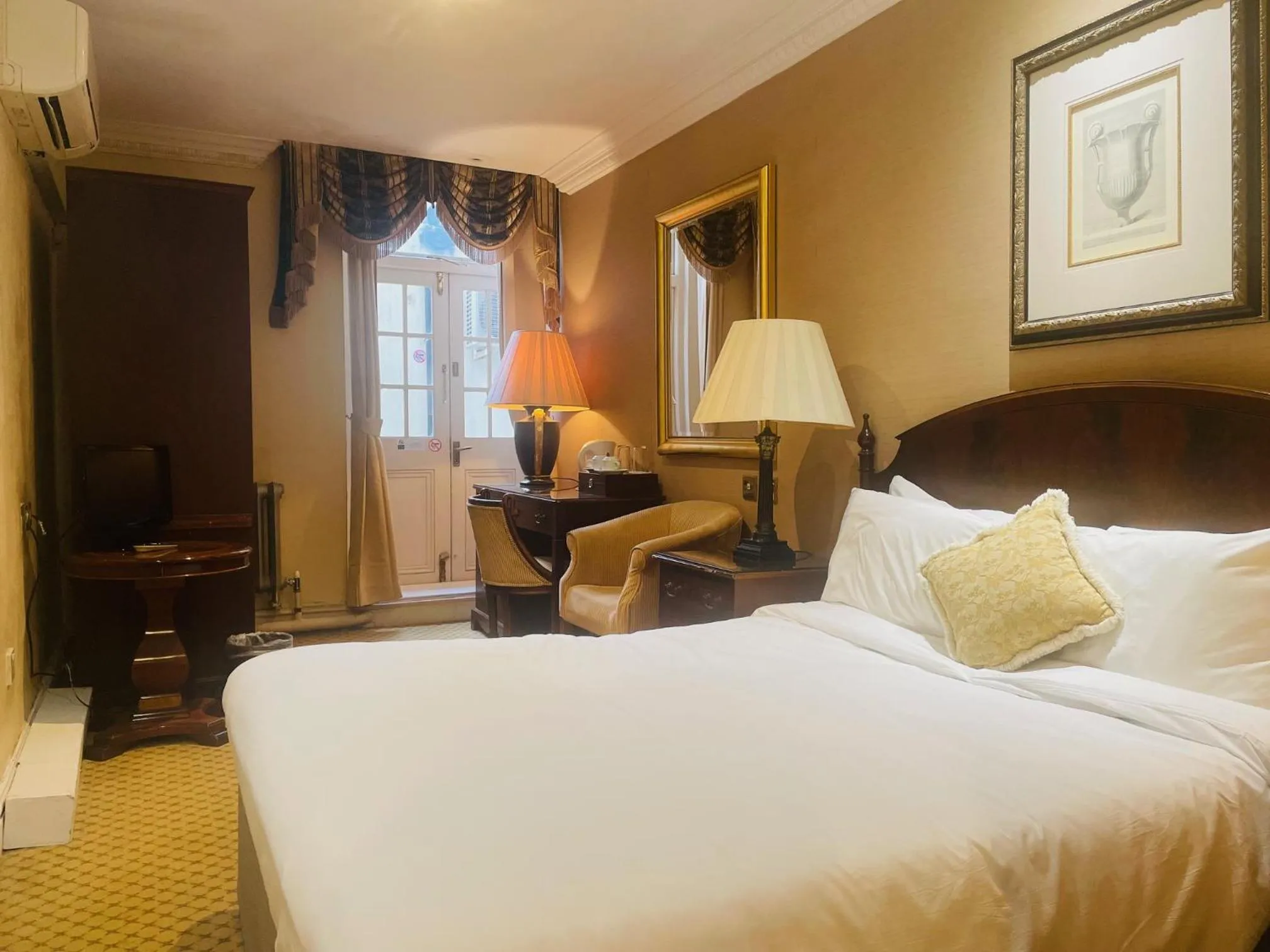 Photo of the whole room in The Colonnade