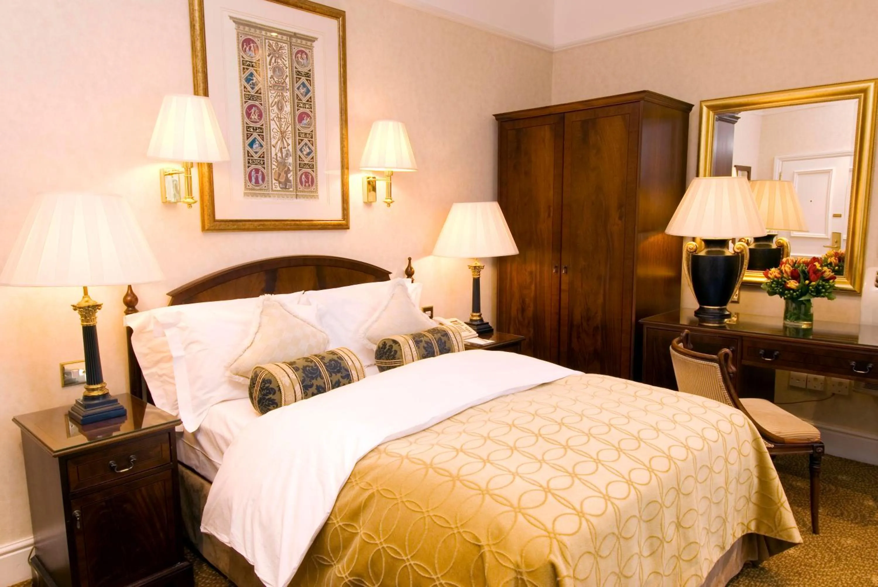 Bedroom in The Colonnade