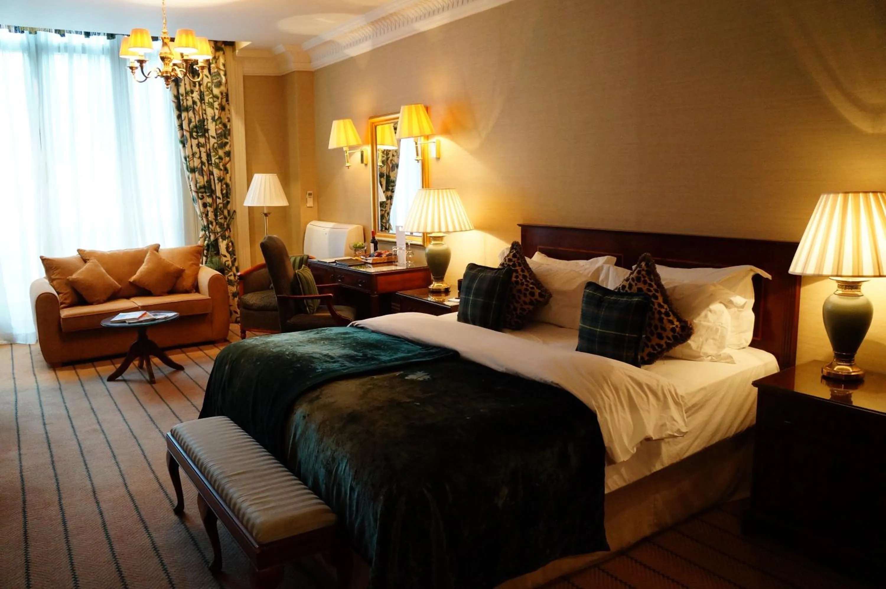 Photo of the whole room in The Colonnade