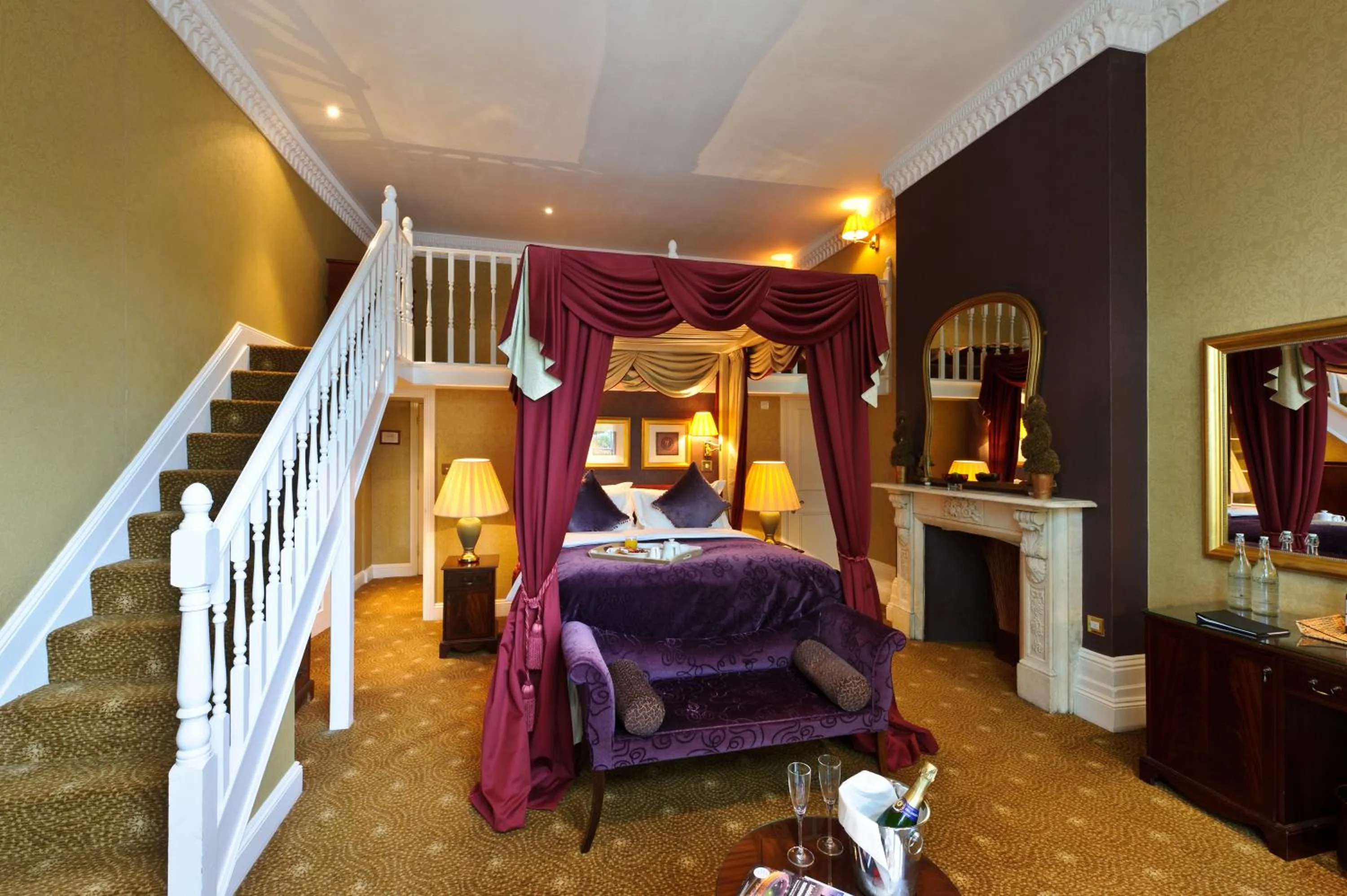 Photo of the whole room in The Colonnade