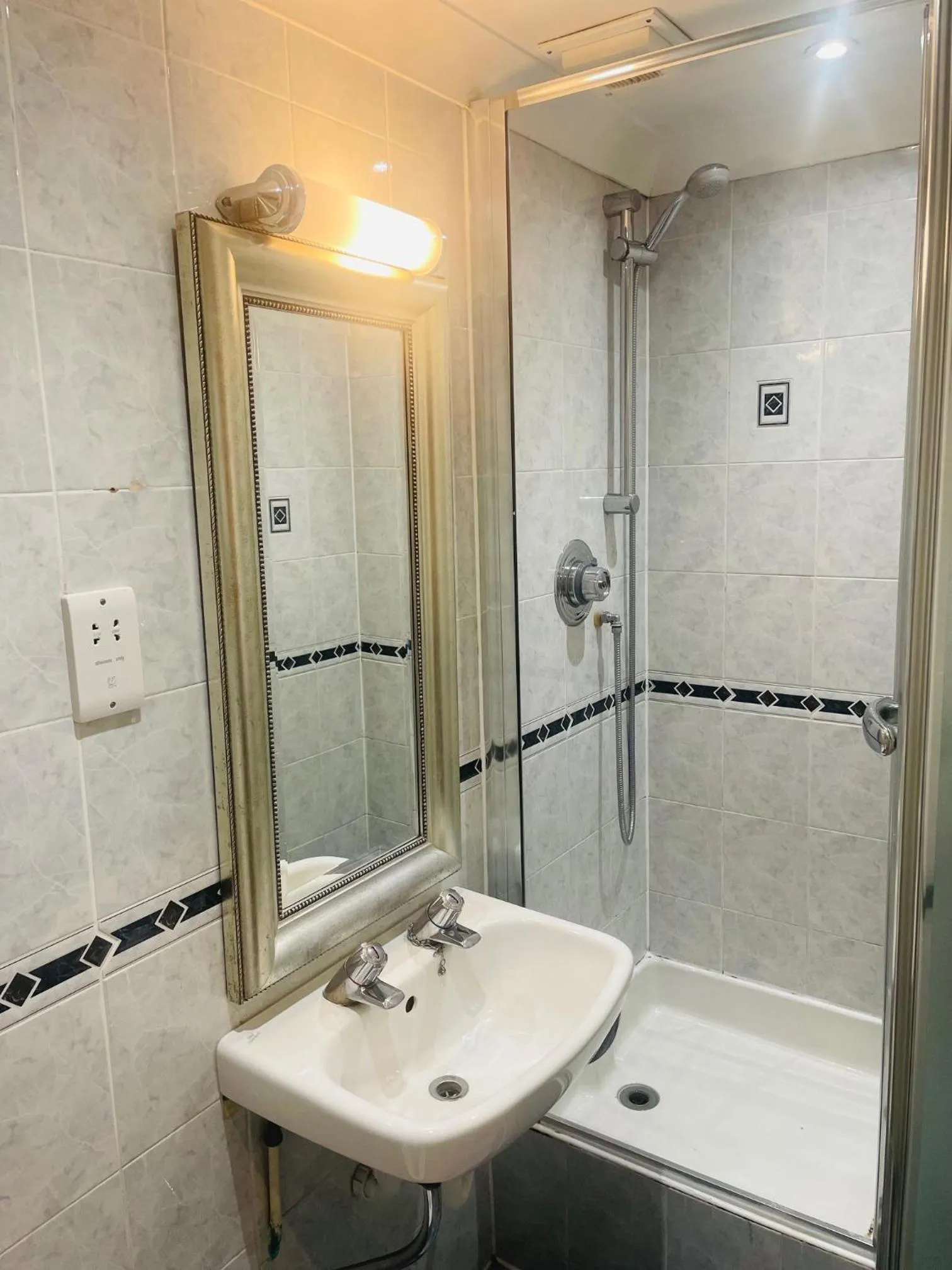 Shower in The Colonnade