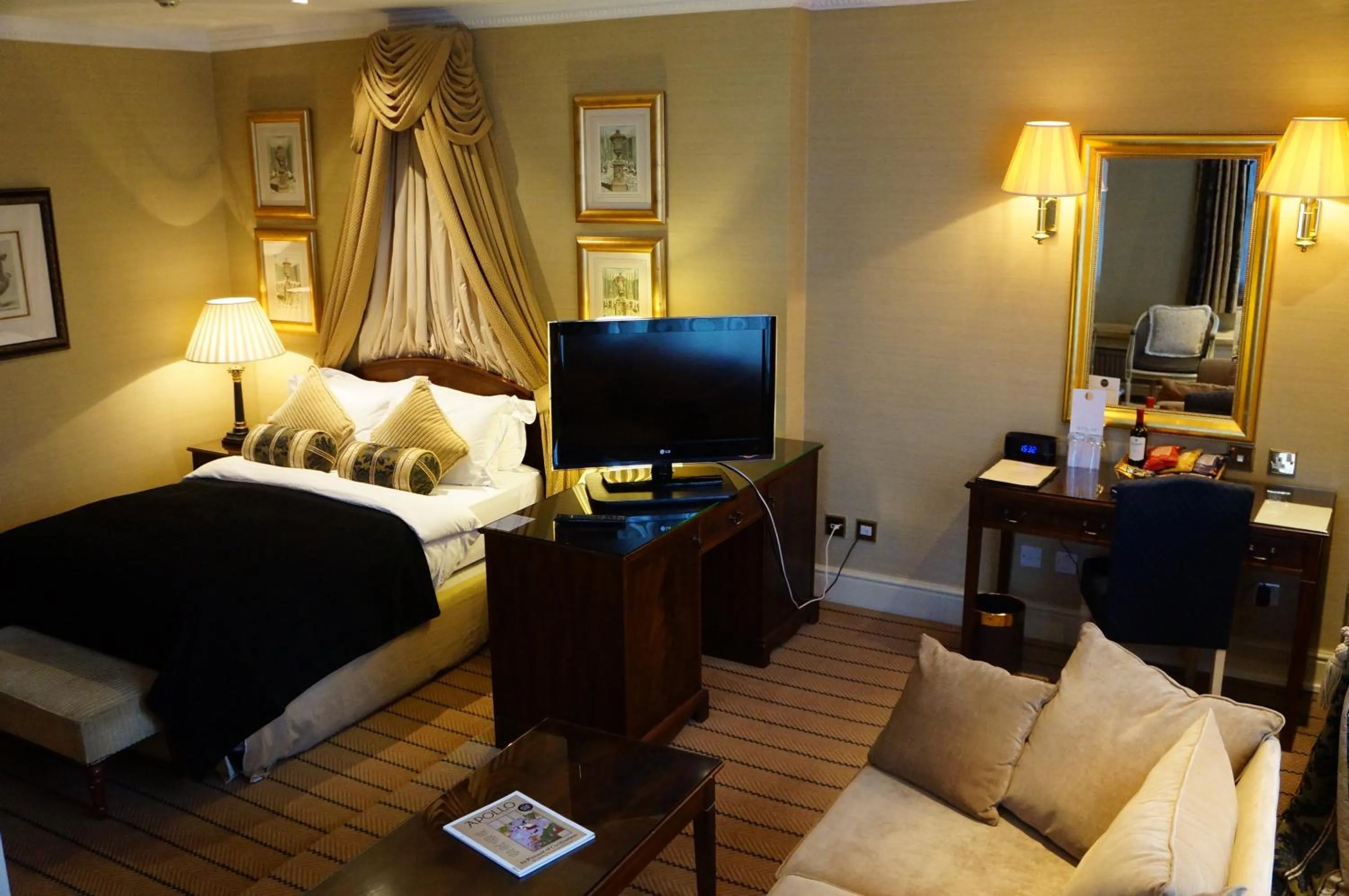 Photo of the whole room in The Colonnade