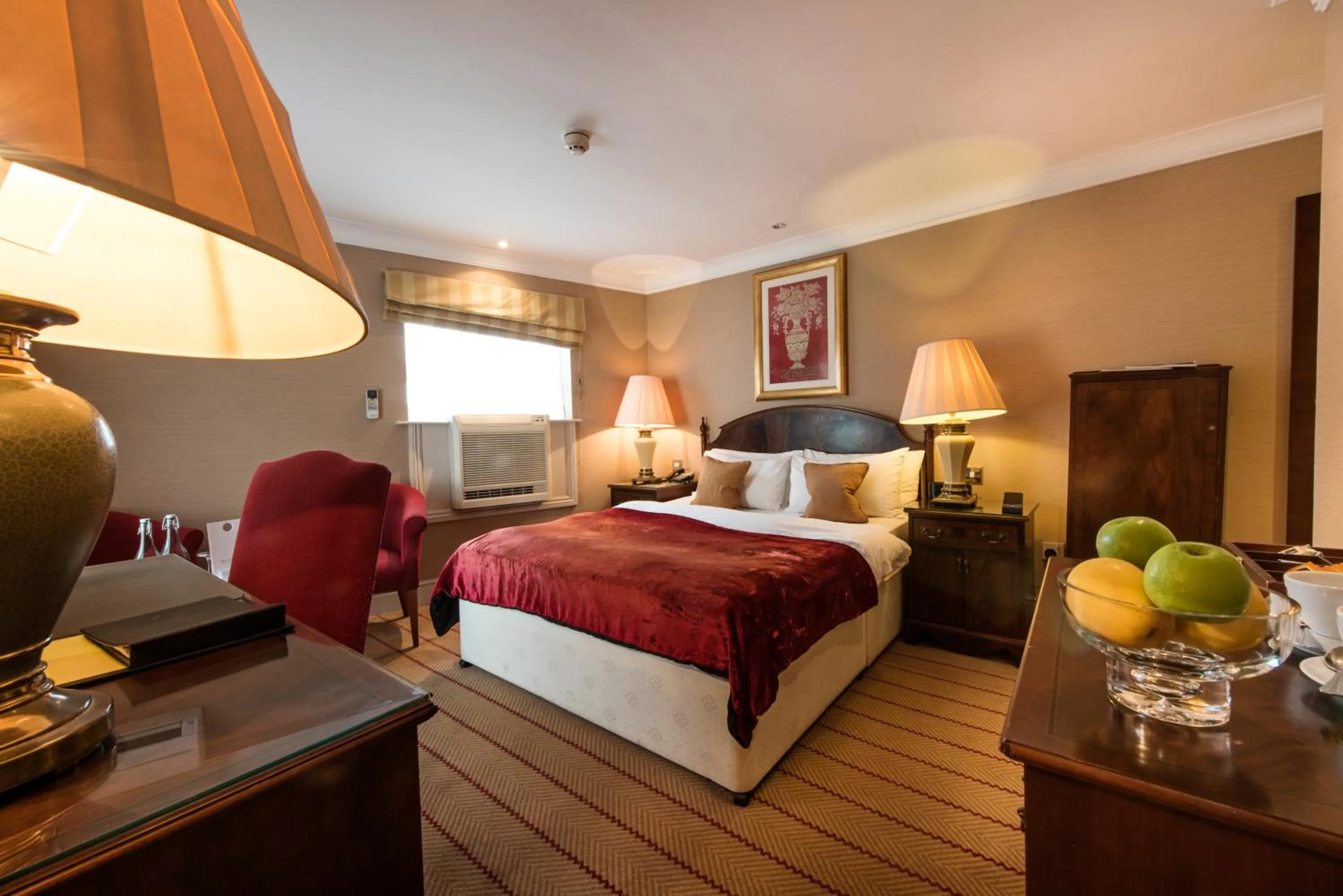 Photo of the whole room in The Colonnade