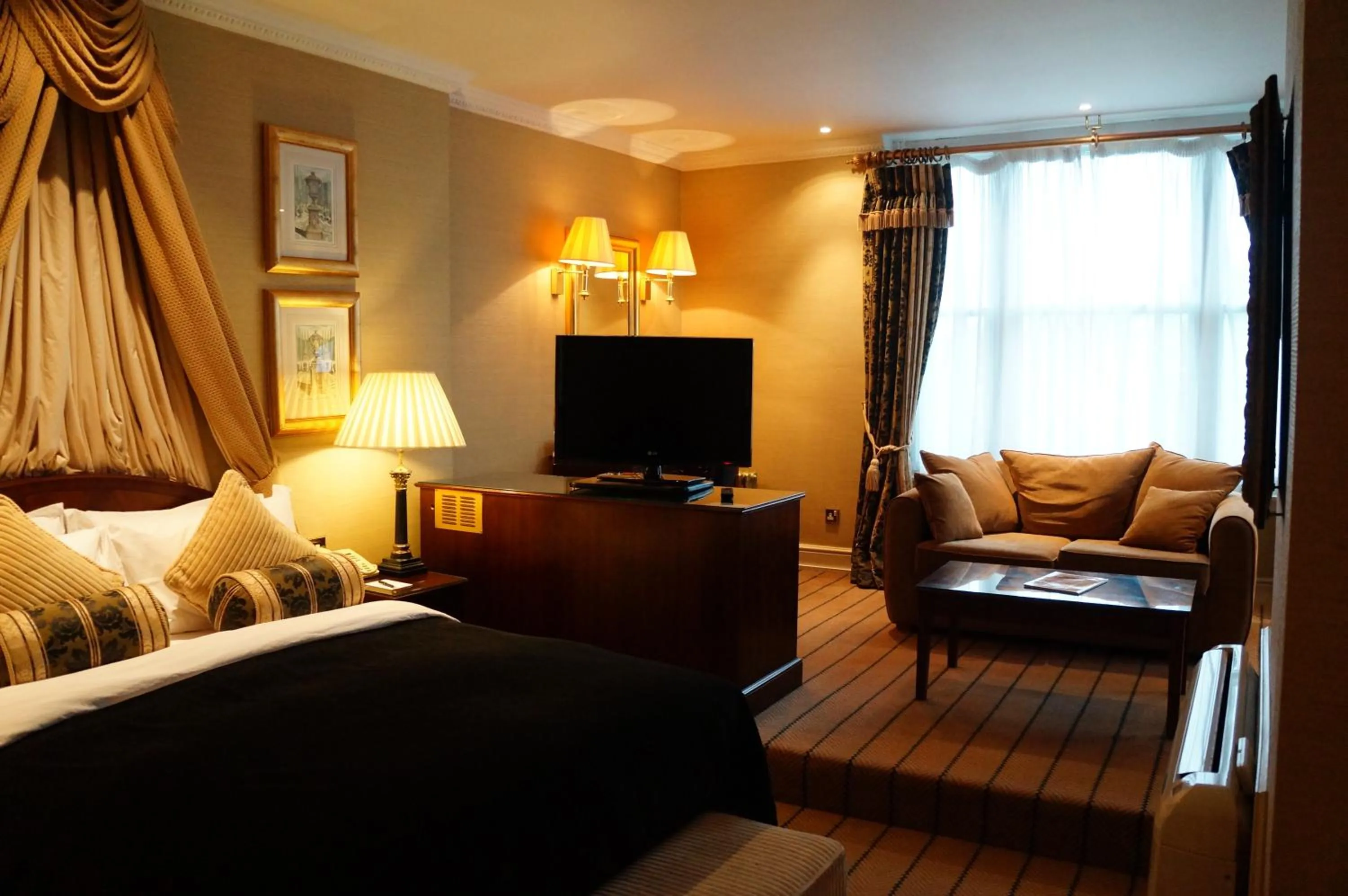 Photo of the whole room in The Colonnade