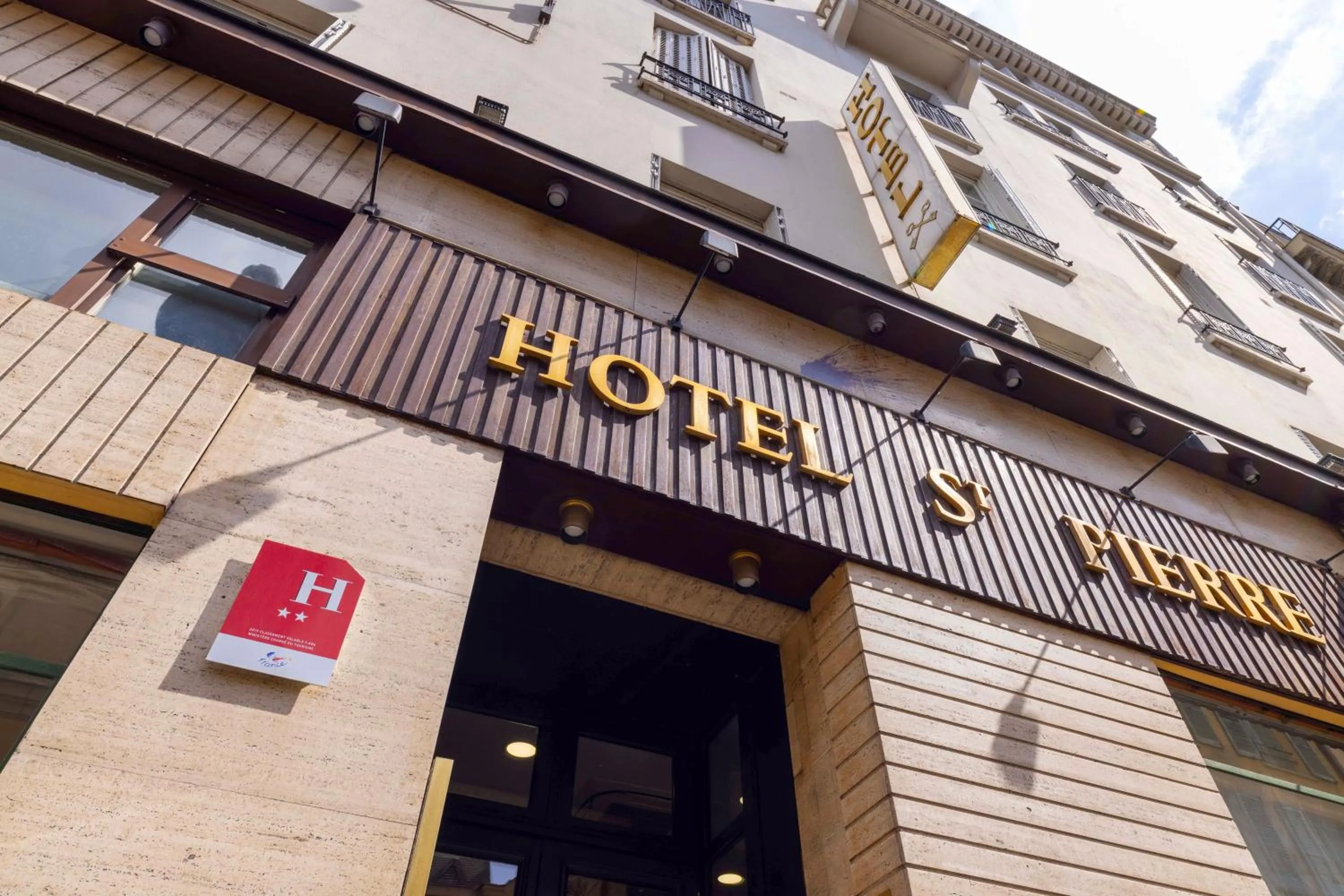Facade/entrance in Hôtel Saint Pierre