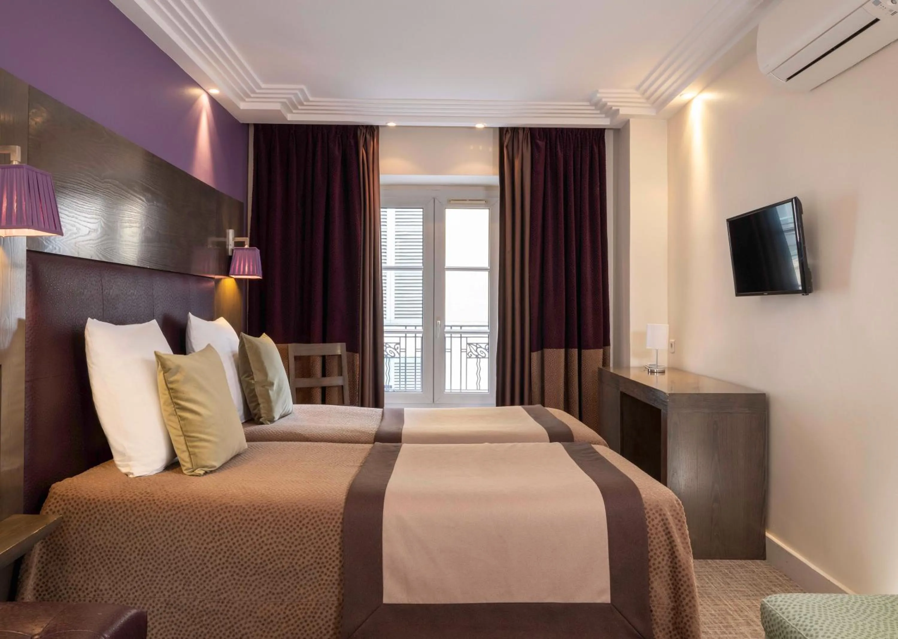 Photo of the whole room, Bed in Hôtel Saint Pierre