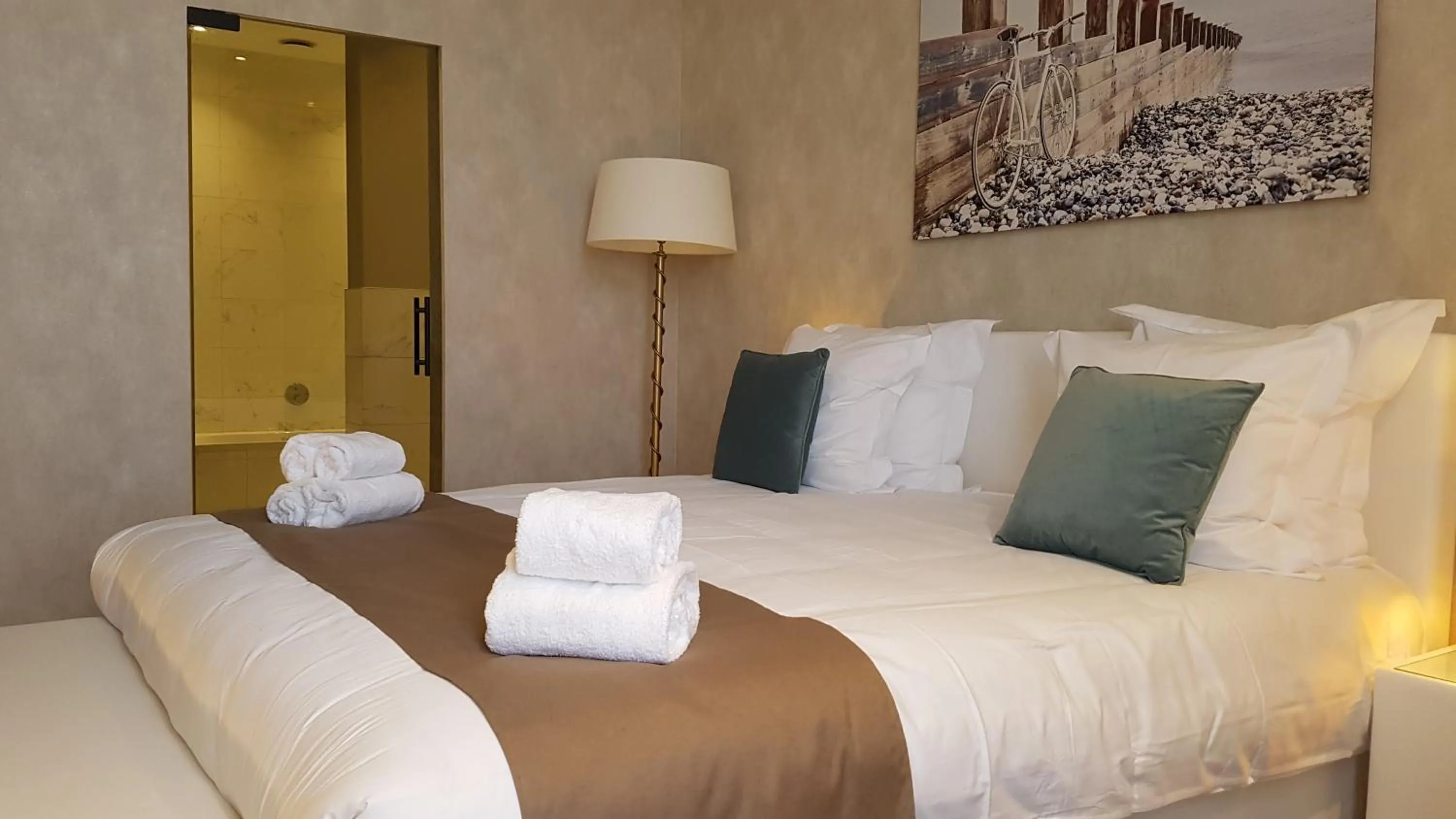 Bedroom, Bed in Hotel Acropolis " Op het sportiefste park van de kust "