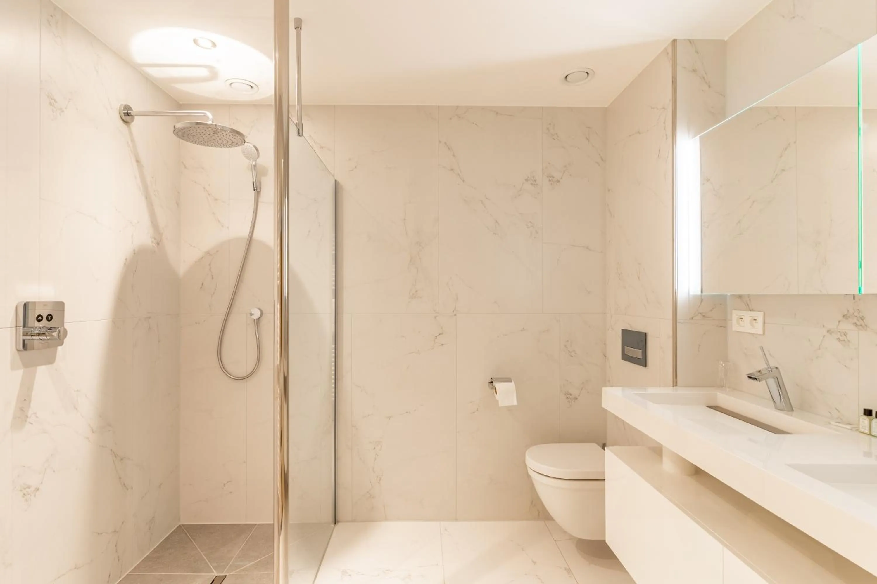 Shower in Hotel Acropolis " Op het sportiefste park van de kust "