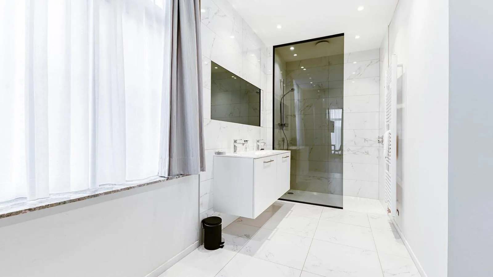 Shower in Hotel Acropolis " Op het sportiefste park van de kust "