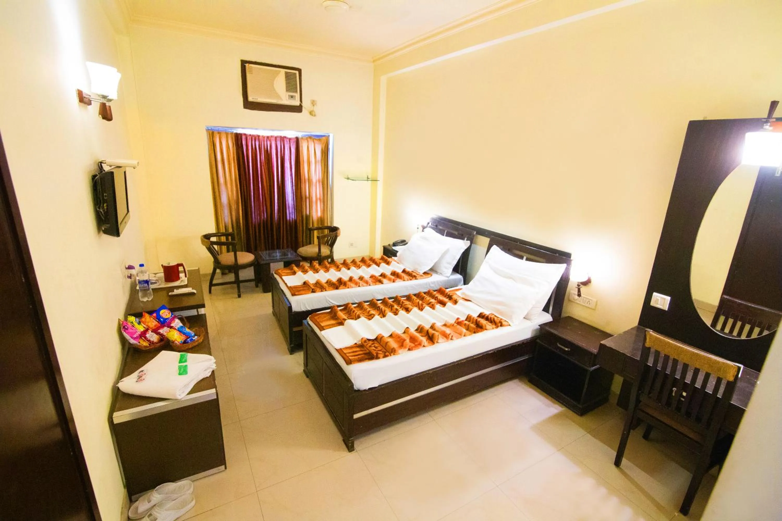 Photo of the whole room, Bed in Hotel Hong Kong Inn