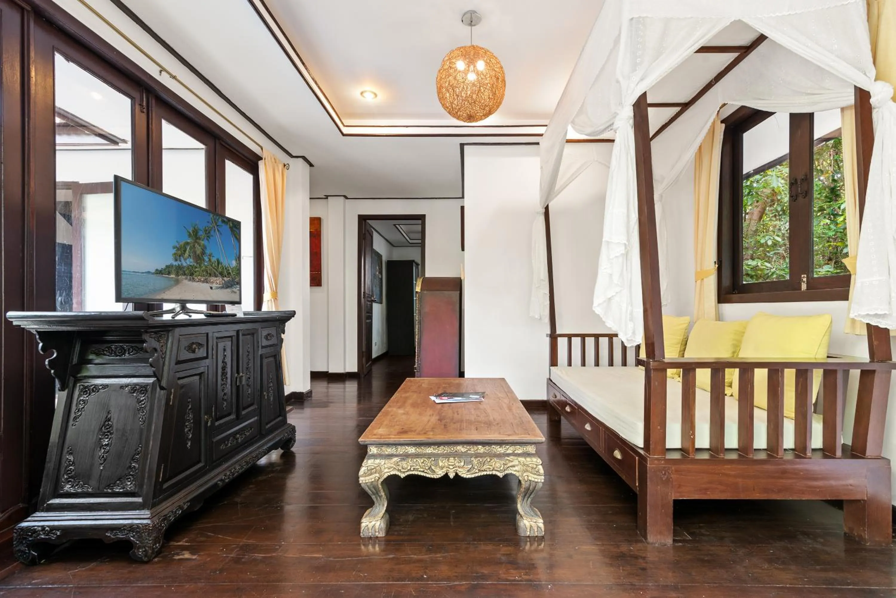 TV and multimedia in Paradise Island Estate