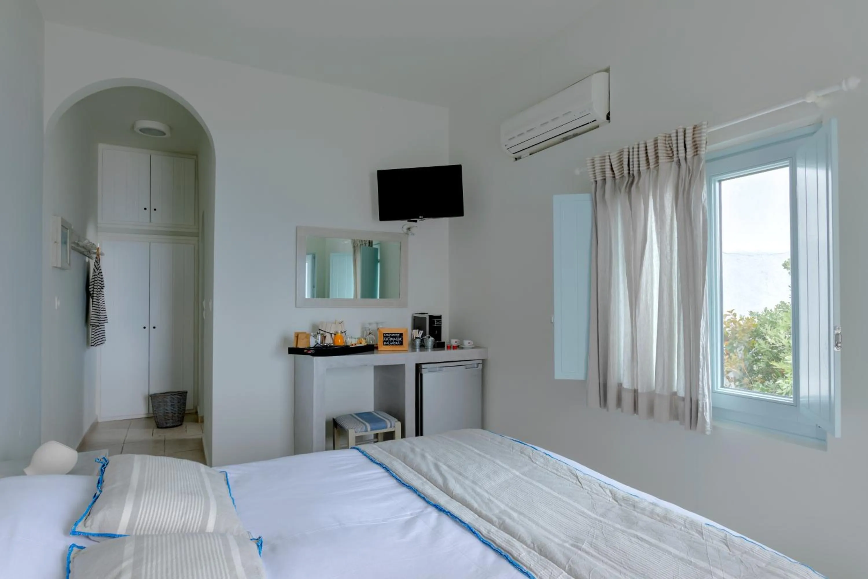 Bedroom, Bed in Blue Dolphins Apartments